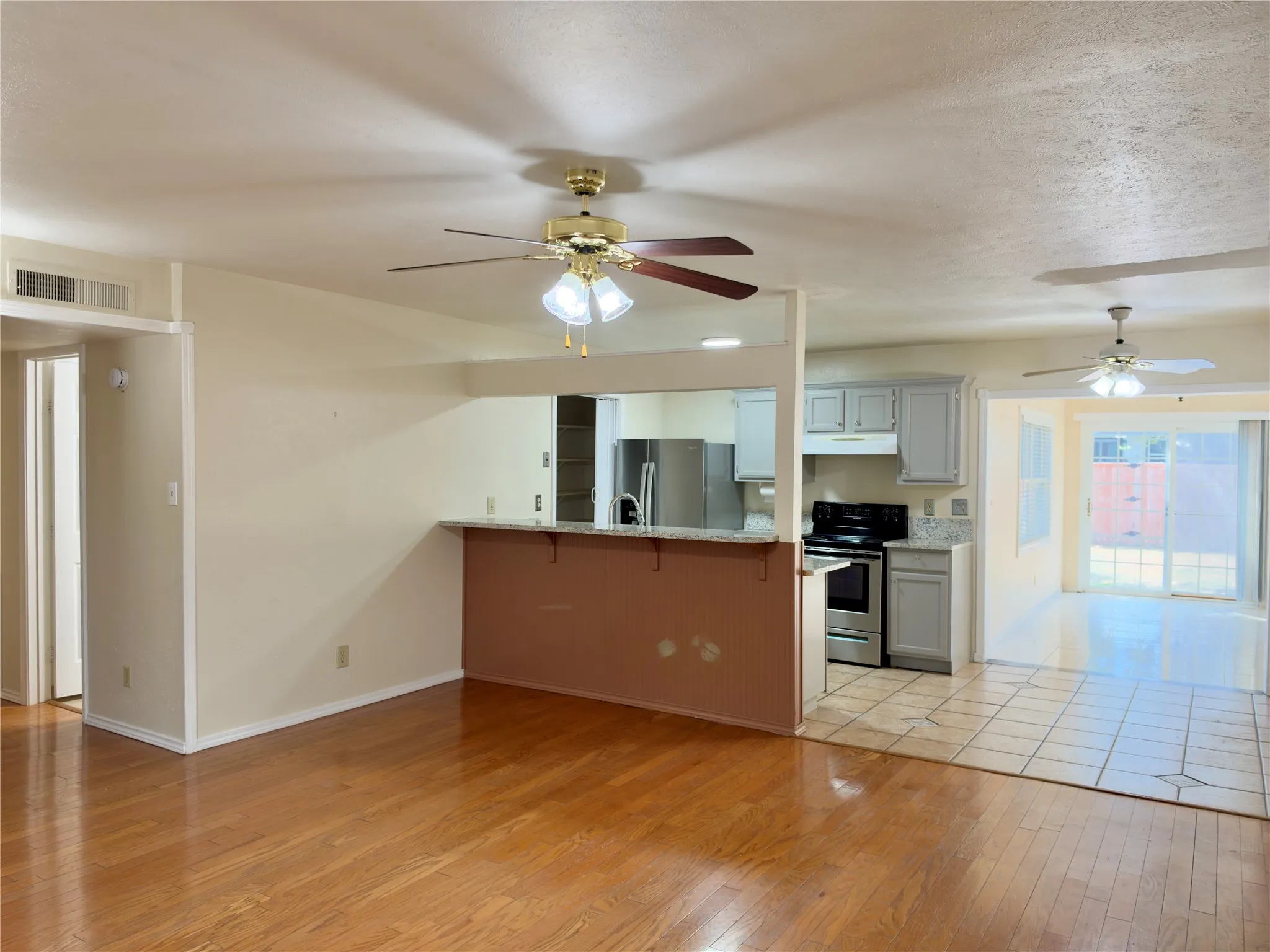 Single Family Residence For Rent in Denton County , 5716 Pearce Street, The Colony, Texas 75056, 2 Bedroom, 2 Bathroom, 1 Garage spaces, 1,364 Sqft, built in 1983, mls#21387269, Real Estate Agent in The Colony, Homes For Rent in Denton county, Homes For Rent in The Colony, Realtor in The Colony Texas, Real Estate Brokerage Independent Realty Texas, Luminita Cordes Realtor