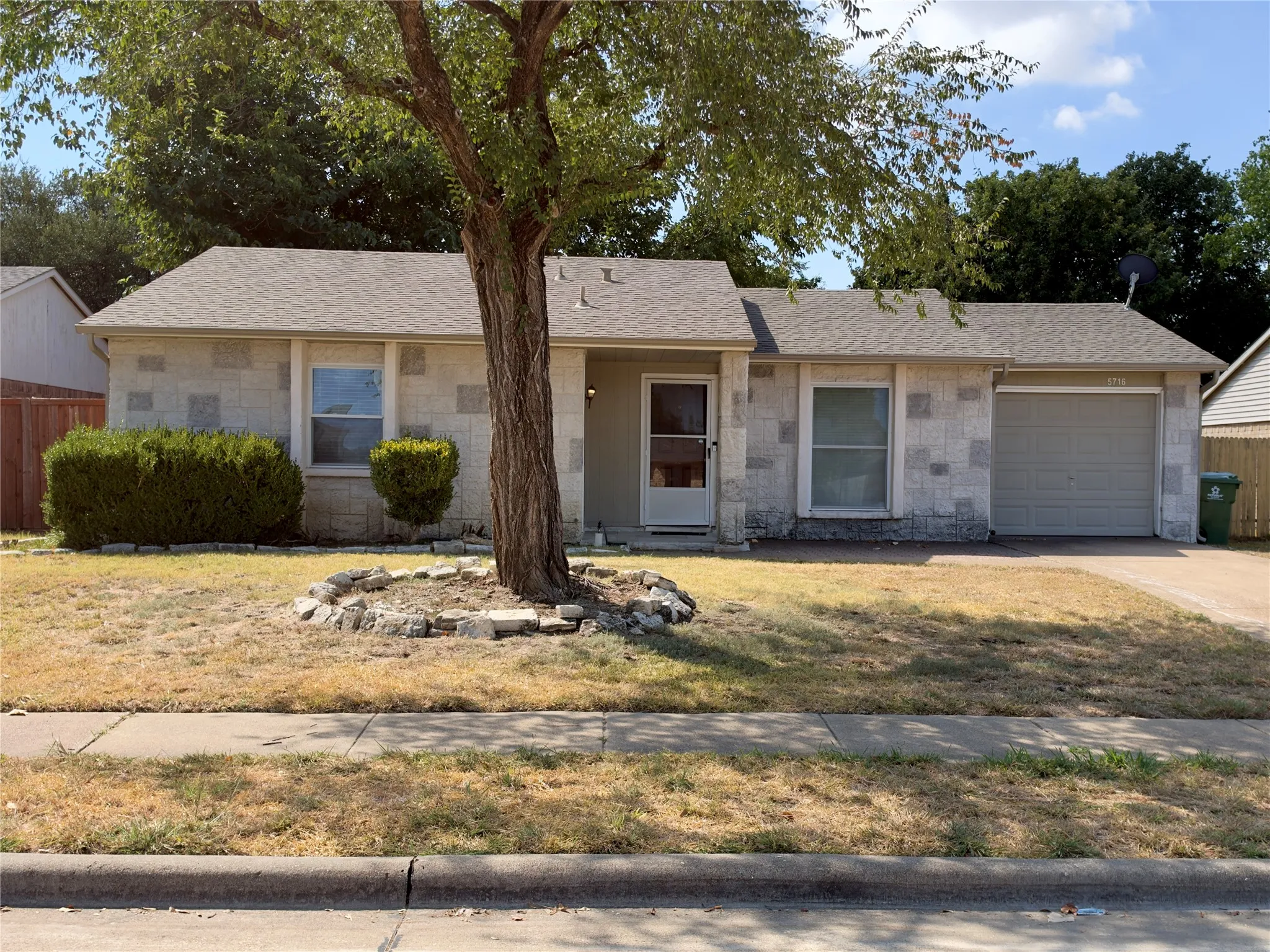 Single Family Residence For Rent in Denton County , 5716 Pearce Street, The Colony, Texas 75056, 2 Bedroom, 2 Bathroom, 1 Garage spaces, 1,364 Sqft, built in 1983, mls#21387269, Real Estate Agent in The Colony, Homes For Rent in Denton county, Homes For Rent in The Colony, Realtor in The Colony Texas, Real Estate Brokerage Independent Realty Texas, Luminita Cordes Realtor