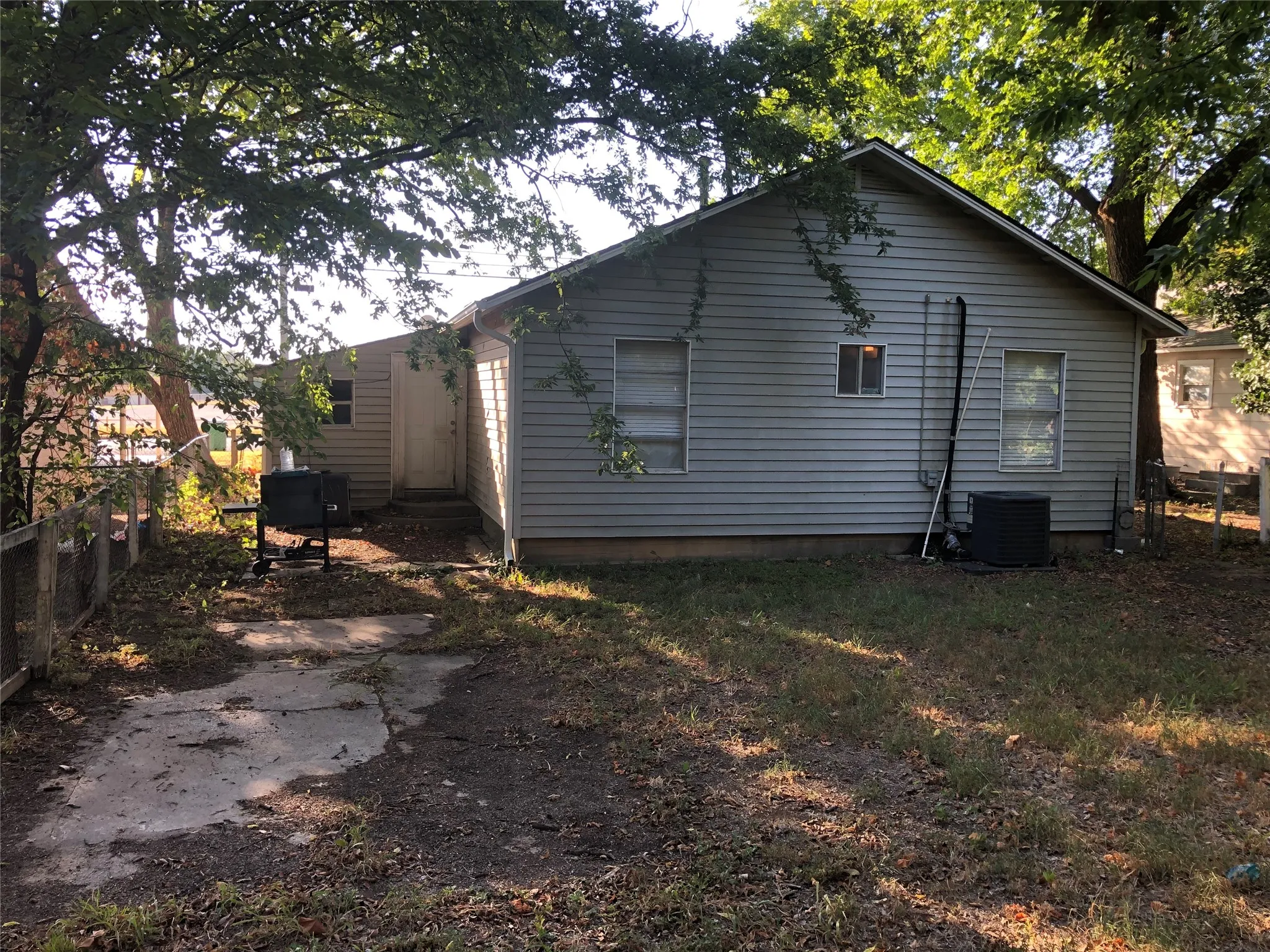 Single Family Residence For Sale in Montague County , 404 N Mill Street, Bowie, Texas 76230, 3 Bedroom, 2 Bathroom, 1 Garage spaces, 1,182 Sqft, built in 1935, mls#21387272, Real Estate Agent in Bowie, Homes For Sale in Montague county, Homes For Sale in Bowie, Realtor in Bowie Texas, Real Estate Brokerage Independent Realty Texas, Luminita Cordes Realtor