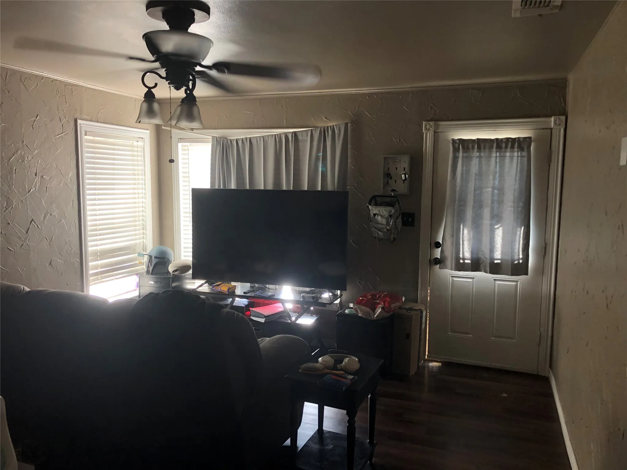 Single Family Residence For Sale in Montague County , 404 N Mill Street, Bowie, Texas 76230, 3 Bedroom, 2 Bathroom, 1 Garage spaces, 1,182 Sqft, built in 1935, mls#21387272, Real Estate Agent in Bowie, Homes For Sale in Montague county, Homes For Sale in Bowie, Realtor in Bowie Texas, Real Estate Brokerage Independent Realty Texas, Luminita Cordes Realtor