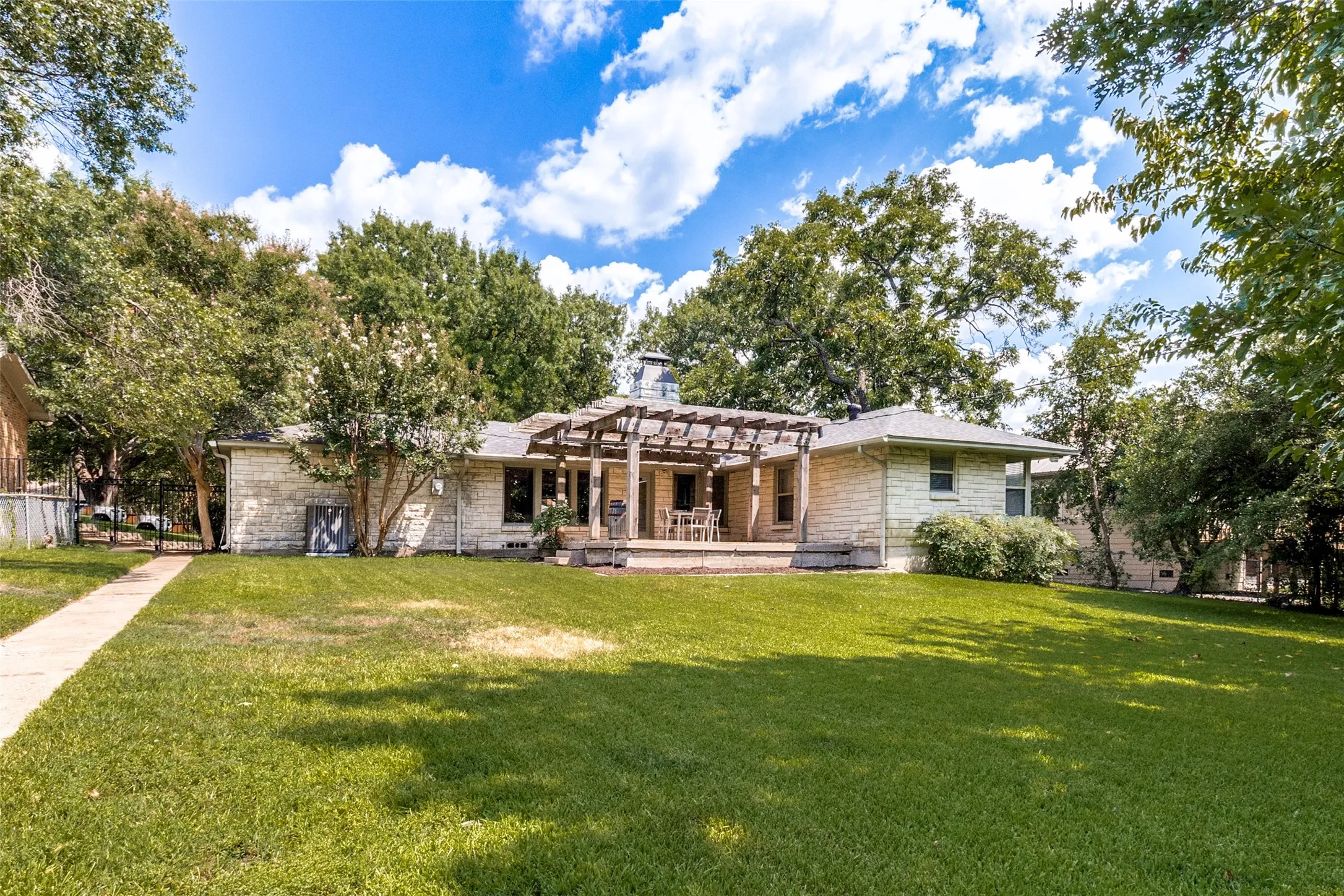 Single Family Residence For Rent in Dallas County , 519 Northlake Drive, Dallas, Texas 75218, 3 Bedroom, 2 Bathroom, 2 Garage spaces, 2,054 Sqft, built in 1948, mls#21384564, Real Estate Agent in Dallas, Homes For Rent in Dallas county, Homes For Rent in Dallas, Realtor in Dallas Texas, Real Estate Brokerage Independent Realty Texas, Luminita Cordes Realtor