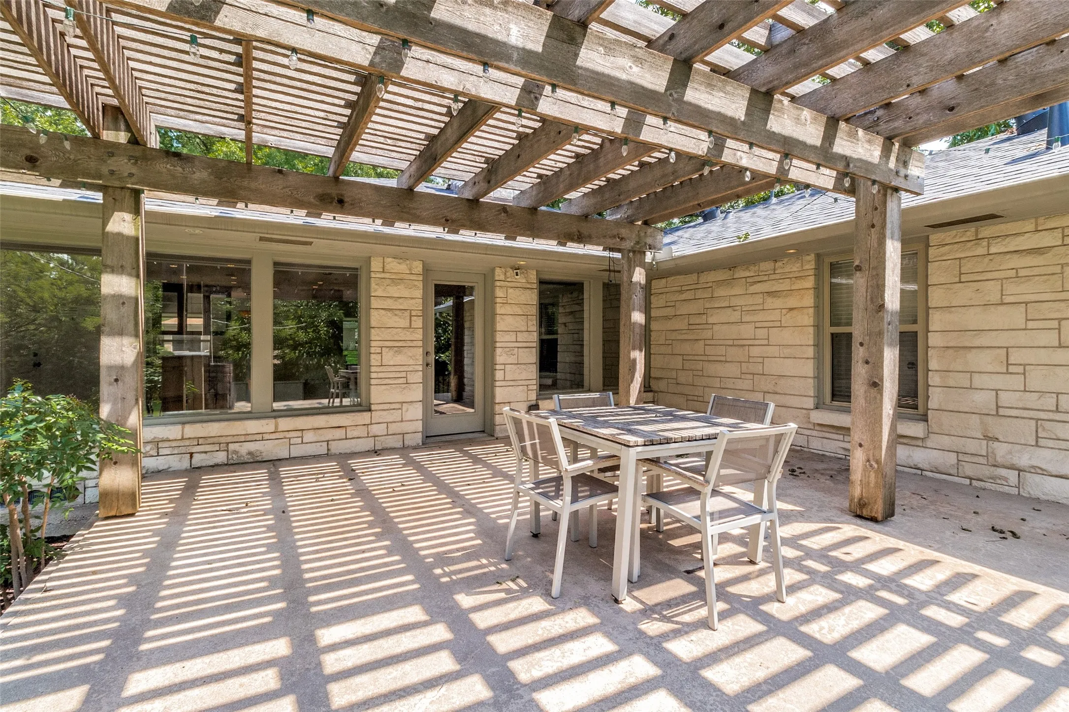 Single Family Residence For Rent in Dallas County , 519 Northlake Drive, Dallas, Texas 75218, 3 Bedroom, 2 Bathroom, 2 Garage spaces, 2,054 Sqft, built in 1948, mls#21384564, Real Estate Agent in Dallas, Homes For Rent in Dallas county, Homes For Rent in Dallas, Realtor in Dallas Texas, Real Estate Brokerage Independent Realty Texas, Luminita Cordes Realtor