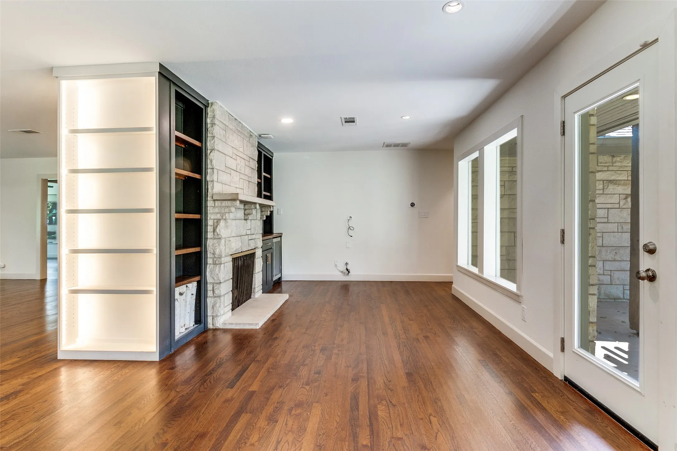 Single Family Residence For Rent in Dallas County , 519 Northlake Drive, Dallas, Texas 75218, 3 Bedroom, 2 Bathroom, 2 Garage spaces, 2,054 Sqft, built in 1948, mls#21384564, Real Estate Agent in Dallas, Homes For Rent in Dallas county, Homes For Rent in Dallas, Realtor in Dallas Texas, Real Estate Brokerage Independent Realty Texas, Luminita Cordes Realtor