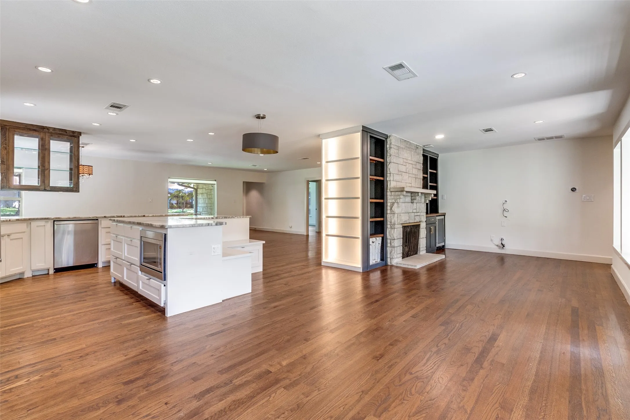 Single Family Residence For Rent in Dallas County , 519 Northlake Drive, Dallas, Texas 75218, 3 Bedroom, 2 Bathroom, 2 Garage spaces, 2,054 Sqft, built in 1948, mls#21384564, Real Estate Agent in Dallas, Homes For Rent in Dallas county, Homes For Rent in Dallas, Realtor in Dallas Texas, Real Estate Brokerage Independent Realty Texas, Luminita Cordes Realtor