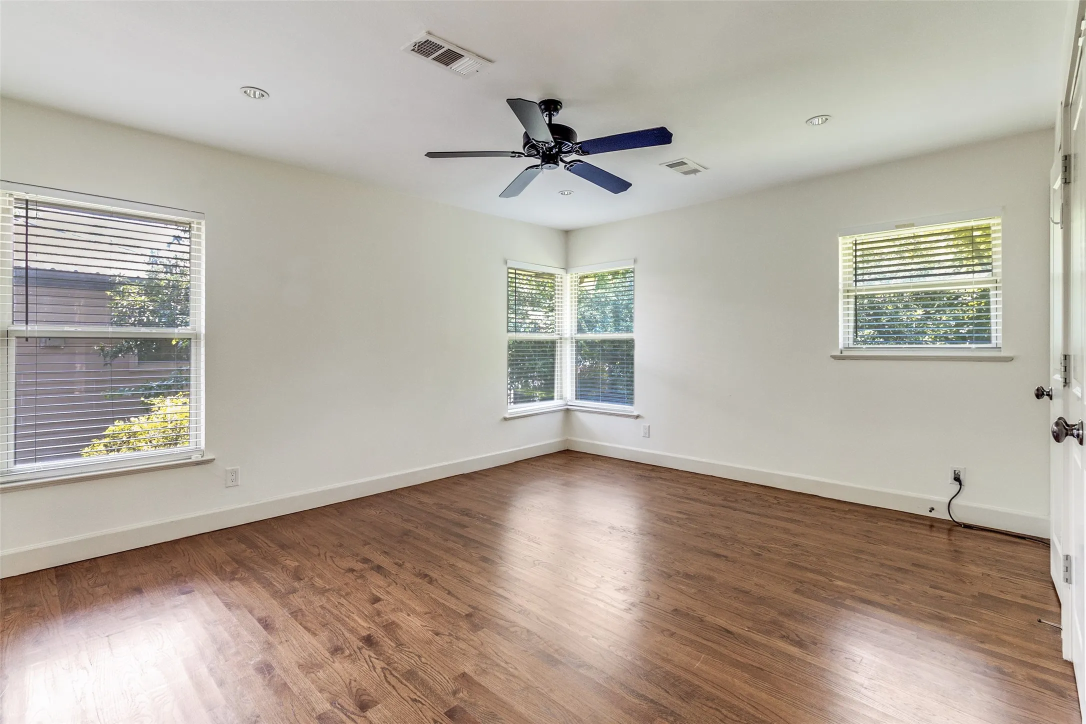 Single Family Residence For Rent in Dallas County , 519 Northlake Drive, Dallas, Texas 75218, 3 Bedroom, 2 Bathroom, 2 Garage spaces, 2,054 Sqft, built in 1948, mls#21384564, Real Estate Agent in Dallas, Homes For Rent in Dallas county, Homes For Rent in Dallas, Realtor in Dallas Texas, Real Estate Brokerage Independent Realty Texas, Luminita Cordes Realtor
