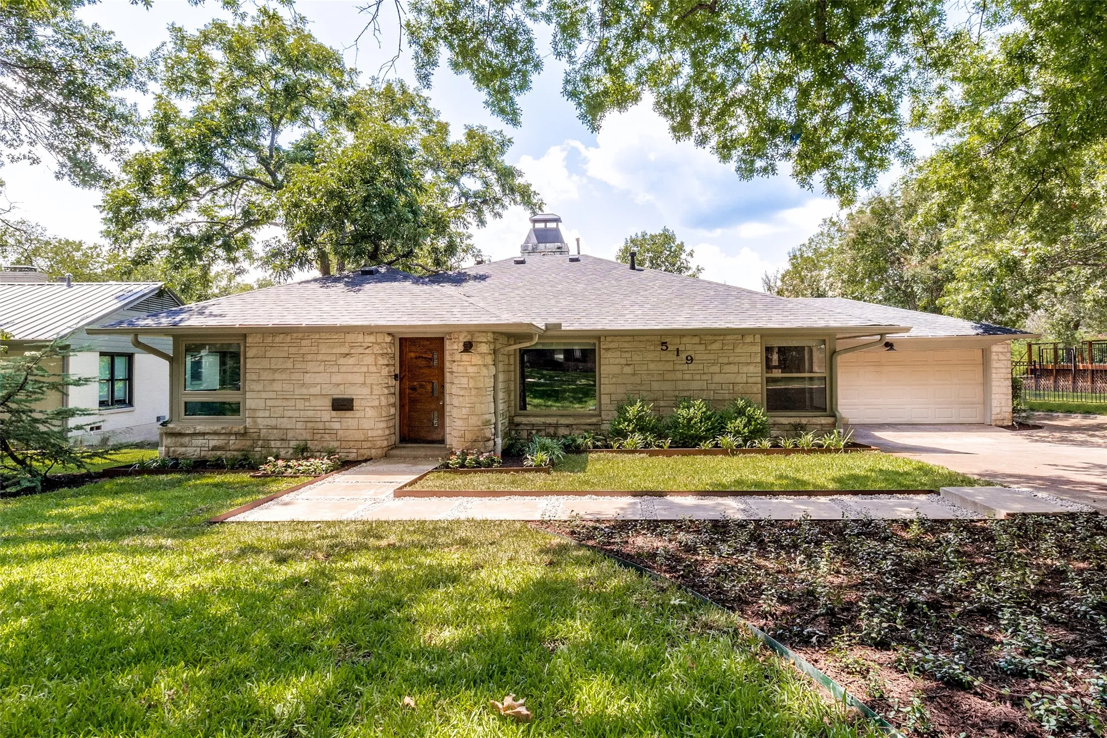 Single Family Residence For Rent in Dallas County , 519 Northlake Drive, Dallas, Texas 75218, 3 Bedroom, 2 Bathroom, 2 Garage spaces, 2,054 Sqft, built in 1948, mls#21384564, Real Estate Agent in Dallas, Homes For Rent in Dallas county, Homes For Rent in Dallas, Realtor in Dallas Texas, Real Estate Brokerage Independent Realty Texas, Luminita Cordes Realtor
