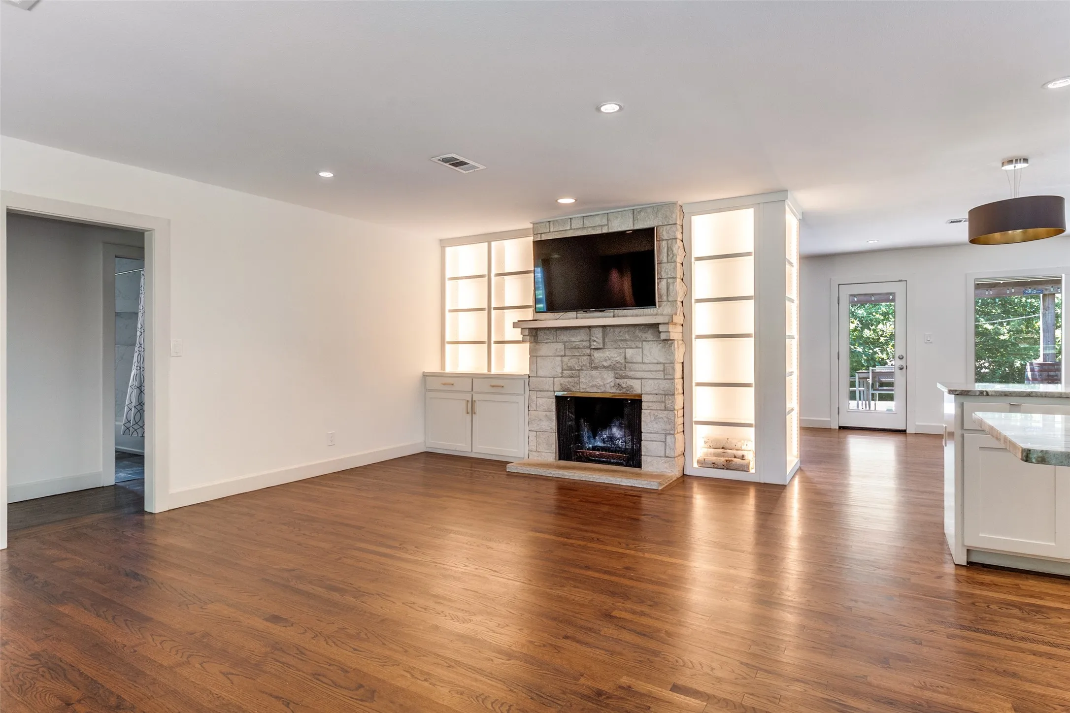 Single Family Residence For Rent in Dallas County , 519 Northlake Drive, Dallas, Texas 75218, 3 Bedroom, 2 Bathroom, 2 Garage spaces, 2,054 Sqft, built in 1948, mls#21384564, Real Estate Agent in Dallas, Homes For Rent in Dallas county, Homes For Rent in Dallas, Realtor in Dallas Texas, Real Estate Brokerage Independent Realty Texas, Luminita Cordes Realtor