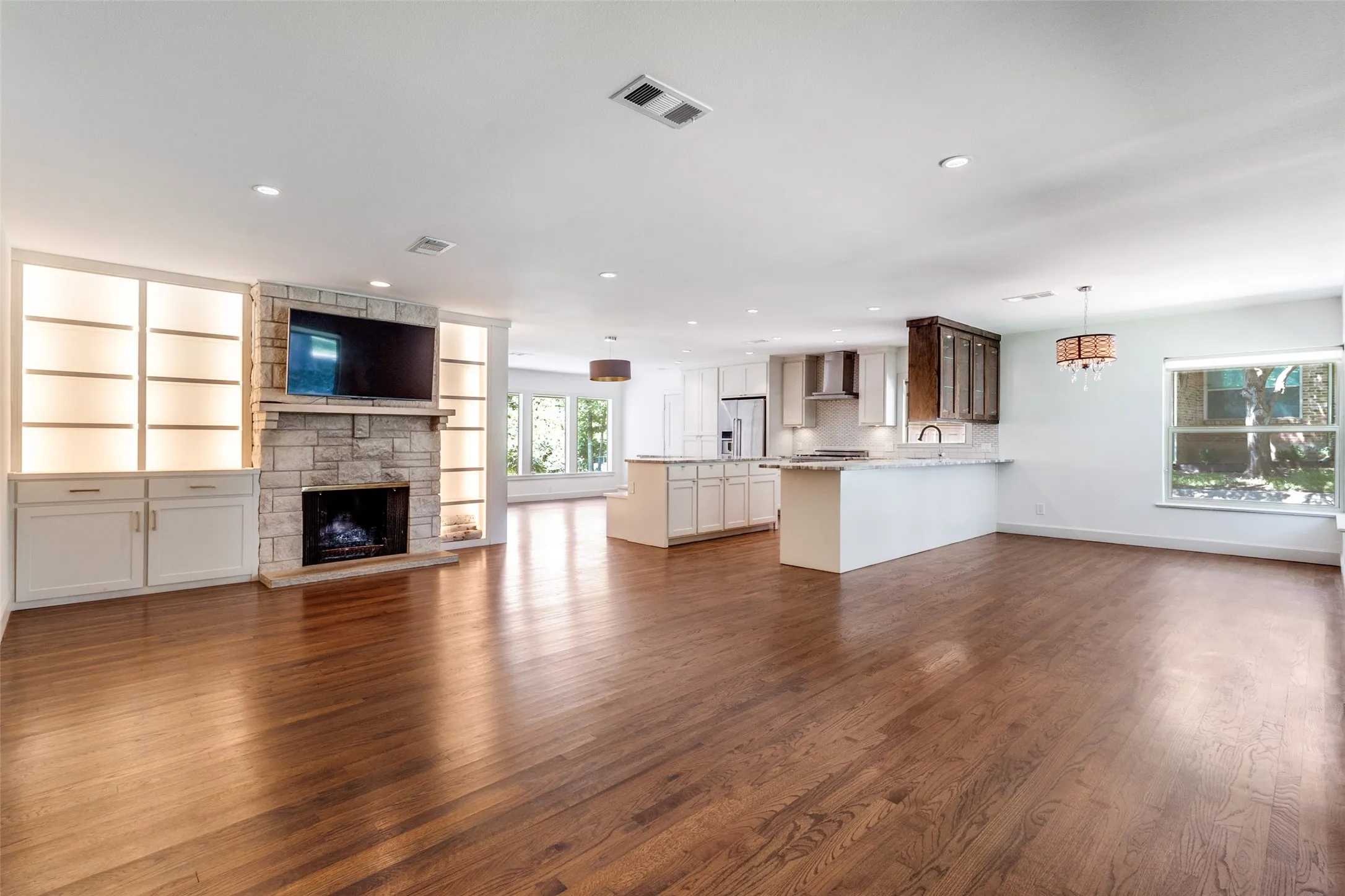 Single Family Residence For Rent in Dallas County , 519 Northlake Drive, Dallas, Texas 75218, 3 Bedroom, 2 Bathroom, 2 Garage spaces, 2,054 Sqft, built in 1948, mls#21384564, Real Estate Agent in Dallas, Homes For Rent in Dallas county, Homes For Rent in Dallas, Realtor in Dallas Texas, Real Estate Brokerage Independent Realty Texas, Luminita Cordes Realtor