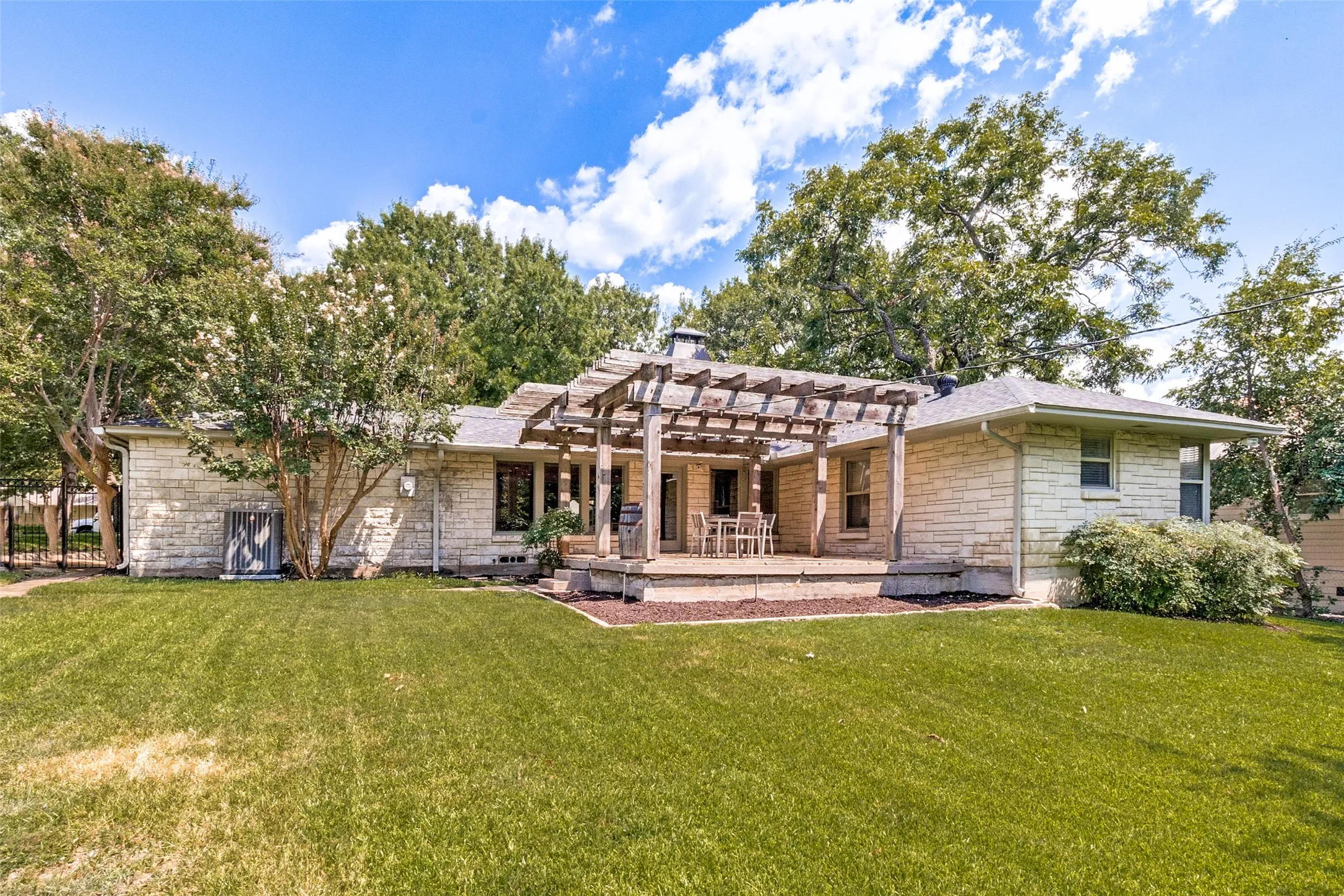 Single Family Residence For Rent in Dallas County , 519 Northlake Drive, Dallas, Texas 75218, 3 Bedroom, 2 Bathroom, 2 Garage spaces, 2,054 Sqft, built in 1948, mls#21384564, Real Estate Agent in Dallas, Homes For Rent in Dallas county, Homes For Rent in Dallas, Realtor in Dallas Texas, Real Estate Brokerage Independent Realty Texas, Luminita Cordes Realtor