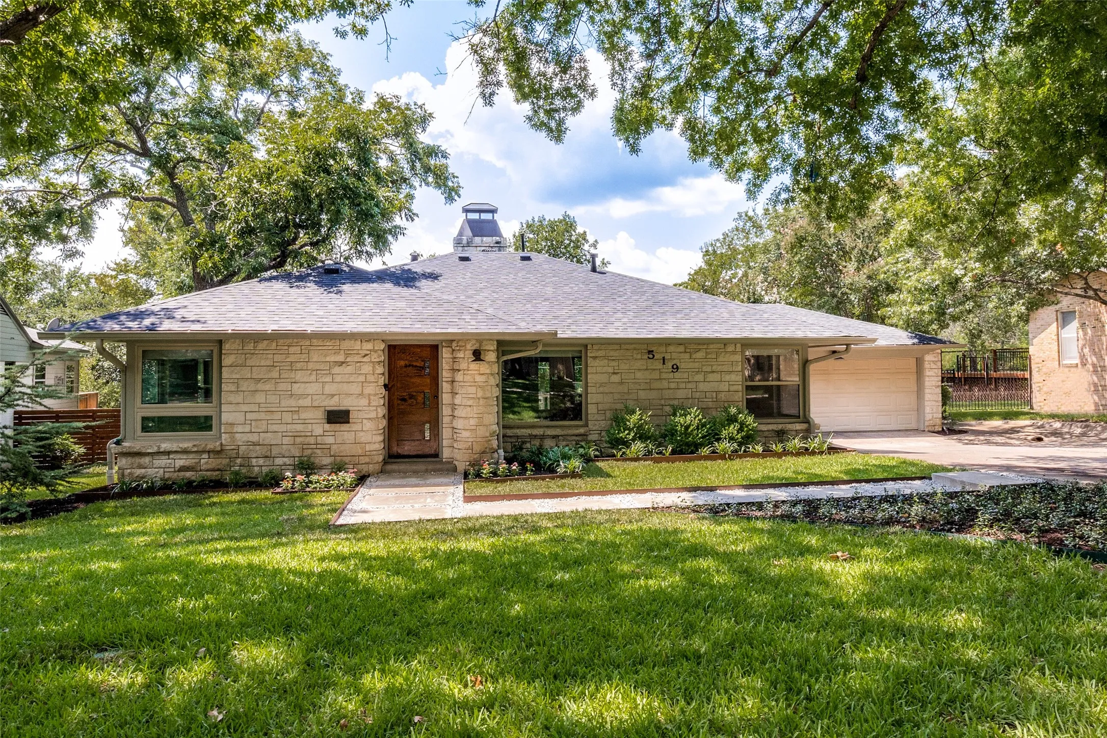 Single Family Residence For Rent in Dallas County , 519 Northlake Drive, Dallas, Texas 75218, 3 Bedroom, 2 Bathroom, 2 Garage spaces, 2,054 Sqft, built in 1948, mls#21384564, Real Estate Agent in Dallas, Homes For Rent in Dallas county, Homes For Rent in Dallas, Realtor in Dallas Texas, Real Estate Brokerage Independent Realty Texas, Luminita Cordes Realtor