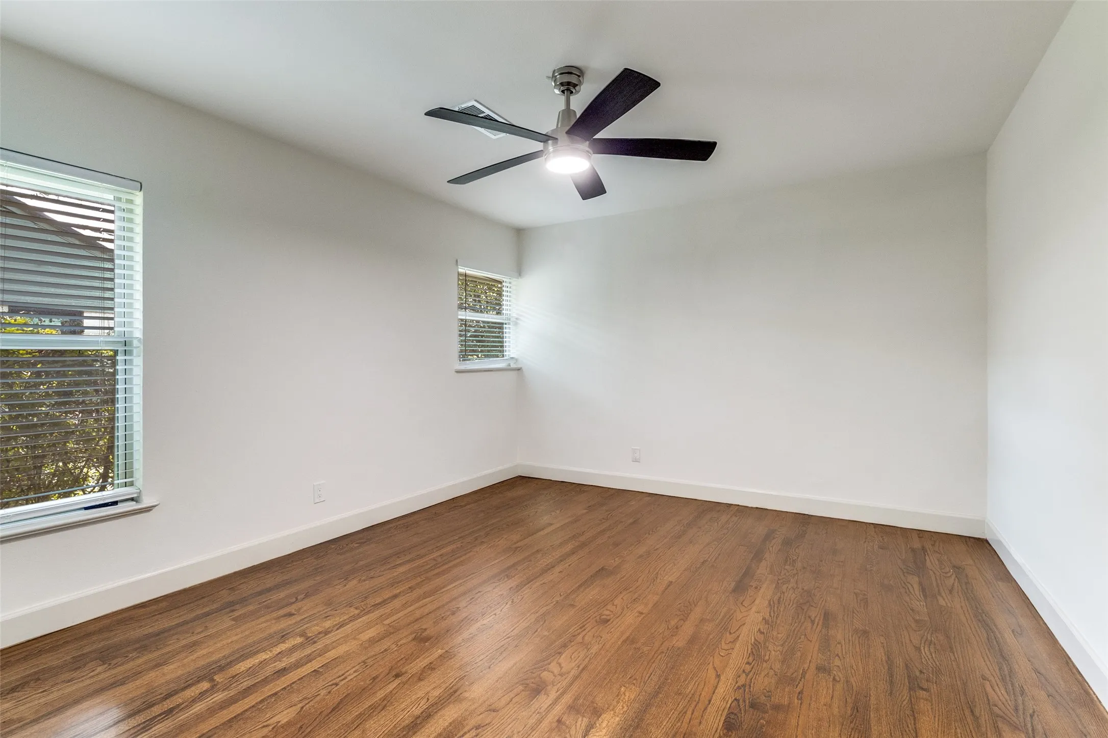 Single Family Residence For Rent in Dallas County , 519 Northlake Drive, Dallas, Texas 75218, 3 Bedroom, 2 Bathroom, 2 Garage spaces, 2,054 Sqft, built in 1948, mls#21384564, Real Estate Agent in Dallas, Homes For Rent in Dallas county, Homes For Rent in Dallas, Realtor in Dallas Texas, Real Estate Brokerage Independent Realty Texas, Luminita Cordes Realtor