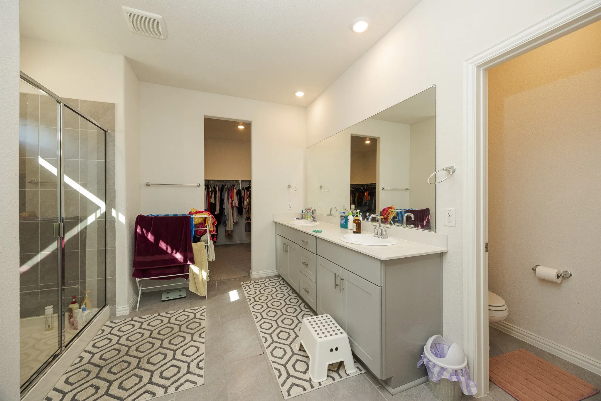 Dual vanity with integrated sinks and a full-width mirror