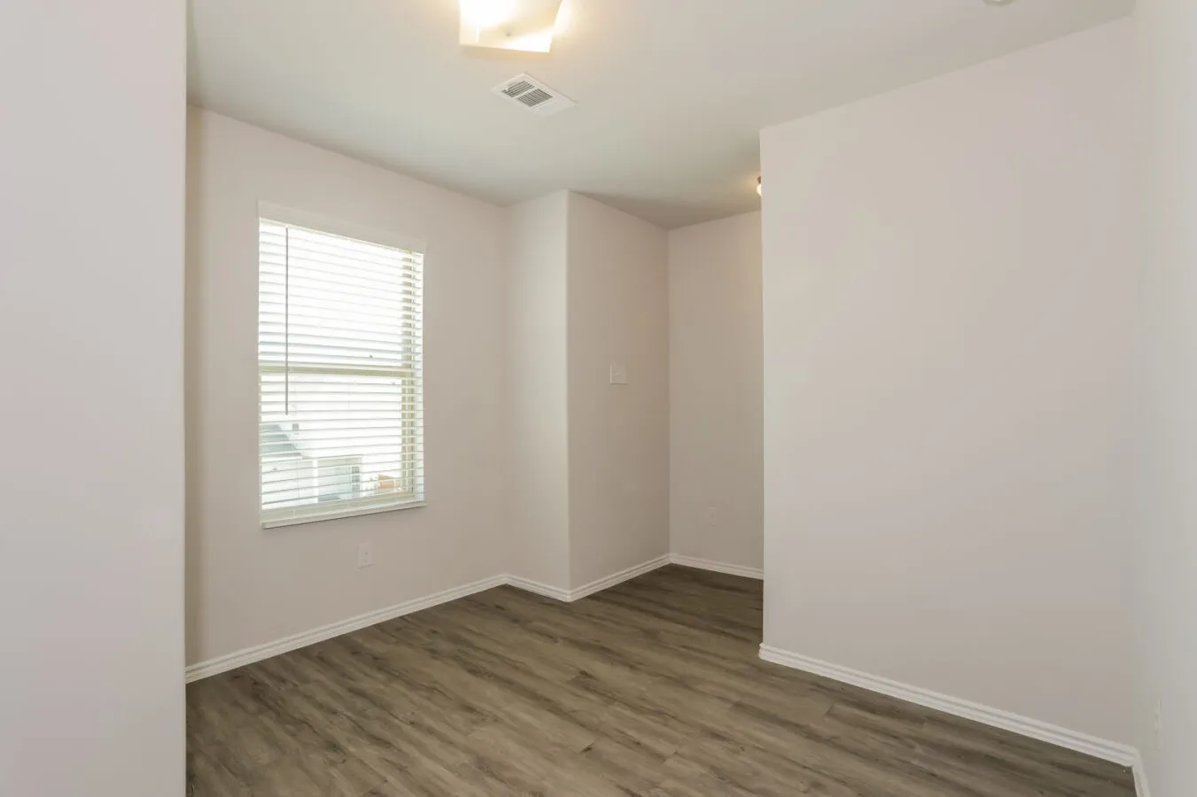 Single Family Residence For Rent in Tarrant County , 5504 Calm Waters, Fort Worth, Texas 76119, 3 Bedroom, 3 Bathroom, 2 Garage spaces, 1,353 Sqft, built in 2022, mls#21387291, Real Estate Agent in Fort Worth, Homes For Rent in Tarrant county, Homes For Rent in Fort Worth, Realtor in Fort Worth Texas, Real Estate Brokerage Independent Realty Texas, Luminita Cordes Realtor