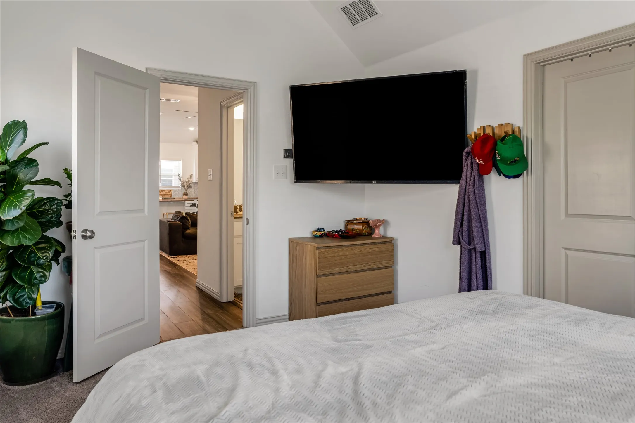 Townhouse For Rent in Tarrant County , 5114 Springlake Parkway, Haltom City, Texas 76117, 2 Bedroom, 2 Bathroom, 1 Garage spaces, 1,196 Sqft, built in 2022, mls#21387302, Real Estate Agent in Haltom City, Homes For Rent in Tarrant county, Homes For Rent in Haltom City, Realtor in Haltom City Texas, Real Estate Brokerage Independent Realty Texas, Luminita Cordes Realtor