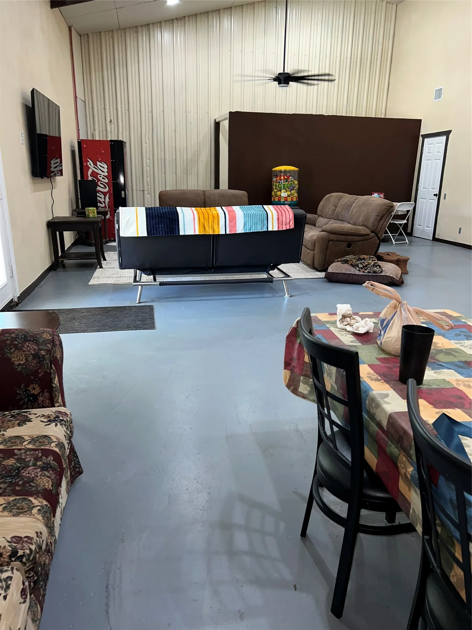 Single Family Residence For Sale in Dallas County , 710 Durham Street, Seagoville, Texas 75159, 4 Bedroom, 2 Bathroom, Garage spaces, 4,000 Sqft, built in 1969, mls#21385397, Real Estate Agent in Seagoville, Homes For Sale in Dallas county, Homes For Sale in Seagoville, Realtor in Seagoville Texas, Real Estate Brokerage Independent Realty Texas, Luminita Cordes Realtor