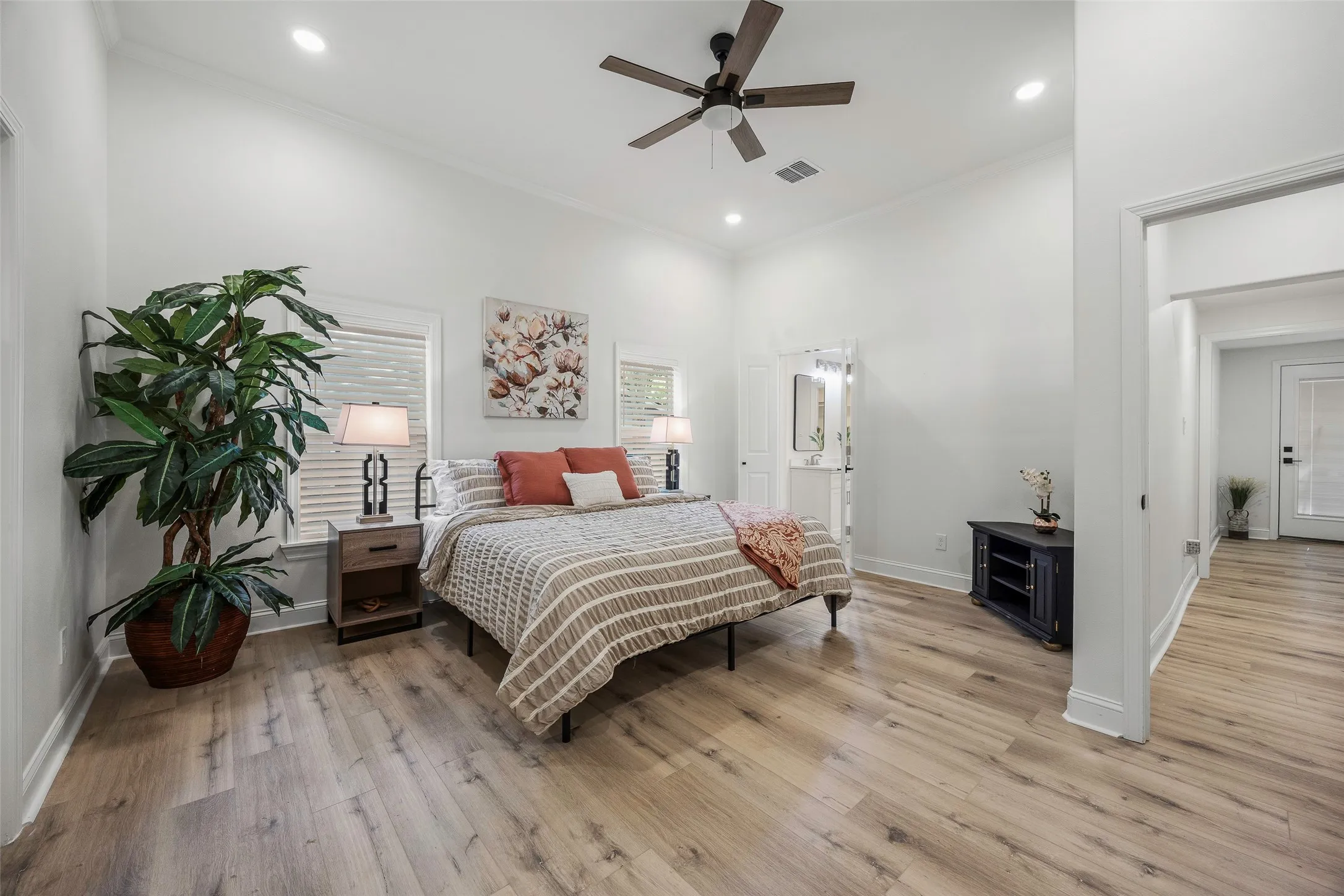 Single Family Residence For Rent in Grayson County , 700 S Crockett Street, Sherman, Texas 75090, 4 Bedroom, 3 Bathroom, Garage spaces, 2,600 Sqft, built in 1890, mls#21387316, Real Estate Agent in Sherman, Homes For Rent in Grayson county, Homes For Rent in Sherman, Realtor in Sherman Texas, Real Estate Brokerage Independent Realty Texas, Luminita Cordes Realtor