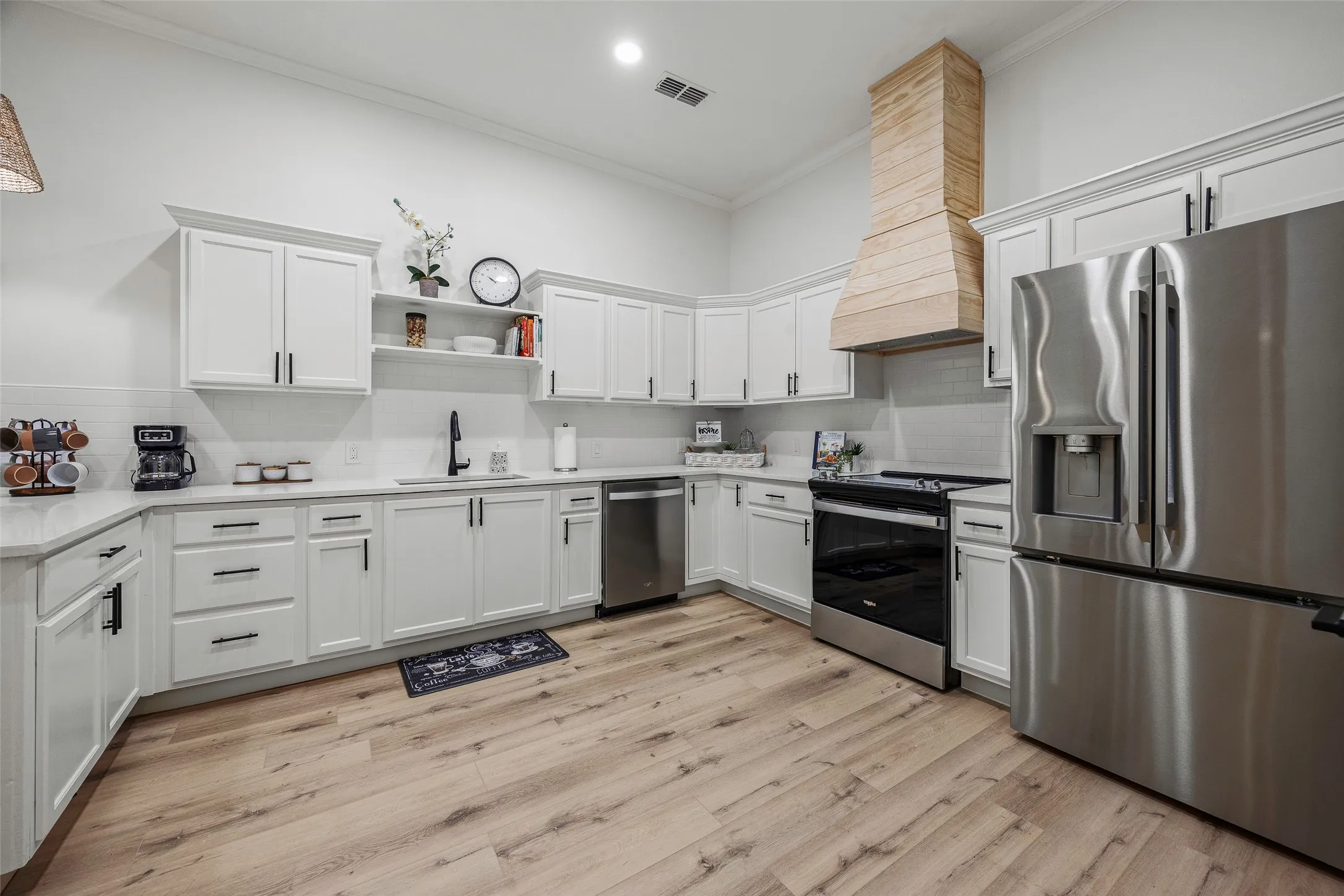 Single Family Residence For Rent in Grayson County , 700 S Crockett Street, Sherman, Texas 75090, 4 Bedroom, 3 Bathroom, Garage spaces, 2,600 Sqft, built in 1890, mls#21387316, Real Estate Agent in Sherman, Homes For Rent in Grayson county, Homes For Rent in Sherman, Realtor in Sherman Texas, Real Estate Brokerage Independent Realty Texas, Luminita Cordes Realtor