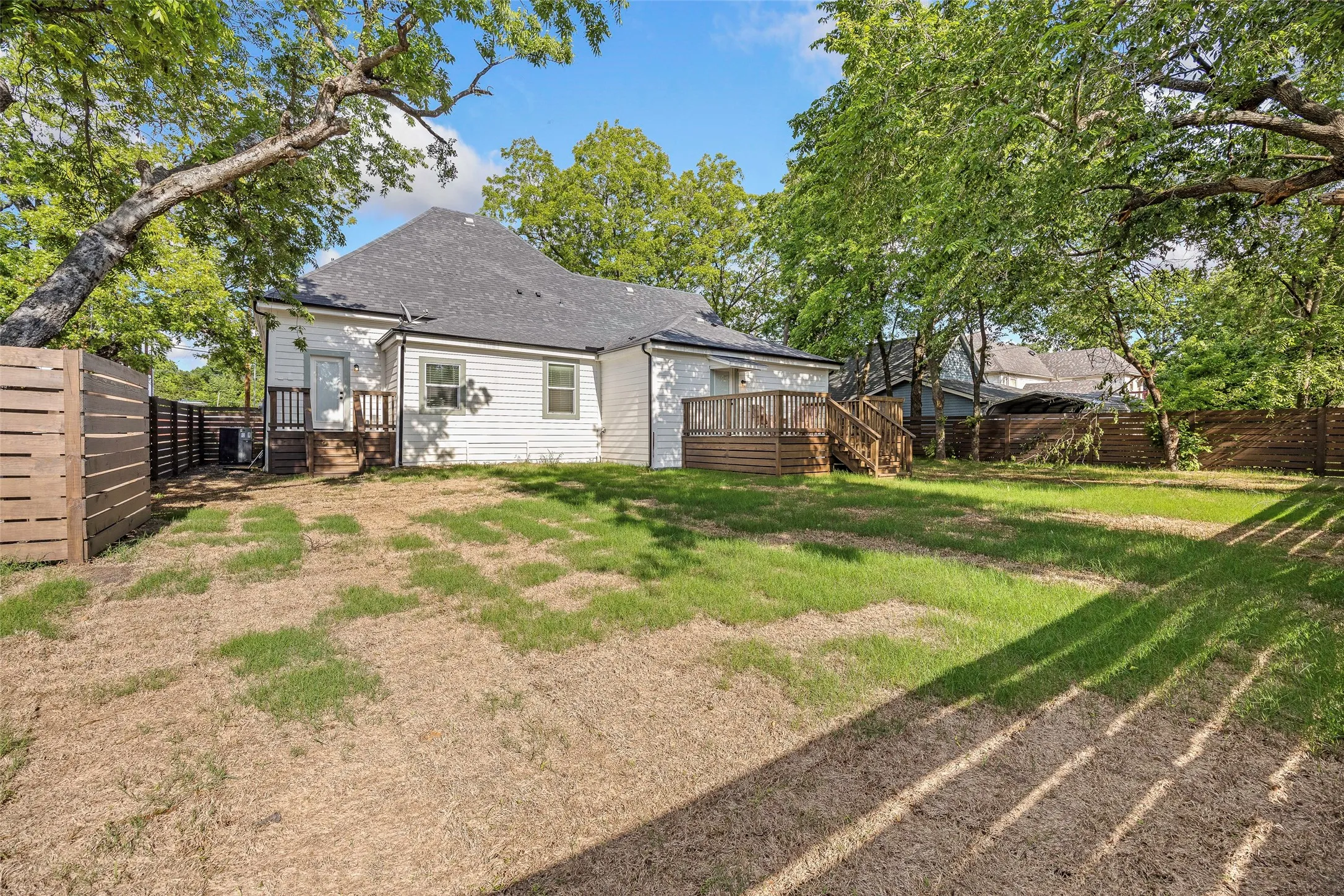 Single Family Residence For Rent in Grayson County , 700 S Crockett Street, Sherman, Texas 75090, 4 Bedroom, 3 Bathroom, Garage spaces, 2,600 Sqft, built in 1890, mls#21387316, Real Estate Agent in Sherman, Homes For Rent in Grayson county, Homes For Rent in Sherman, Realtor in Sherman Texas, Real Estate Brokerage Independent Realty Texas, Luminita Cordes Realtor