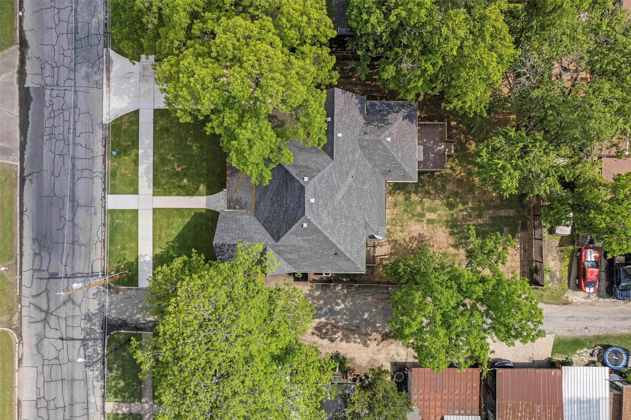 Single Family Residence For Rent in Grayson County , 700 S Crockett Street, Sherman, Texas 75090, 4 Bedroom, 3 Bathroom, Garage spaces, 2,600 Sqft, built in 1890, mls#21387316, Real Estate Agent in Sherman, Homes For Rent in Grayson county, Homes For Rent in Sherman, Realtor in Sherman Texas, Real Estate Brokerage Independent Realty Texas, Luminita Cordes Realtor