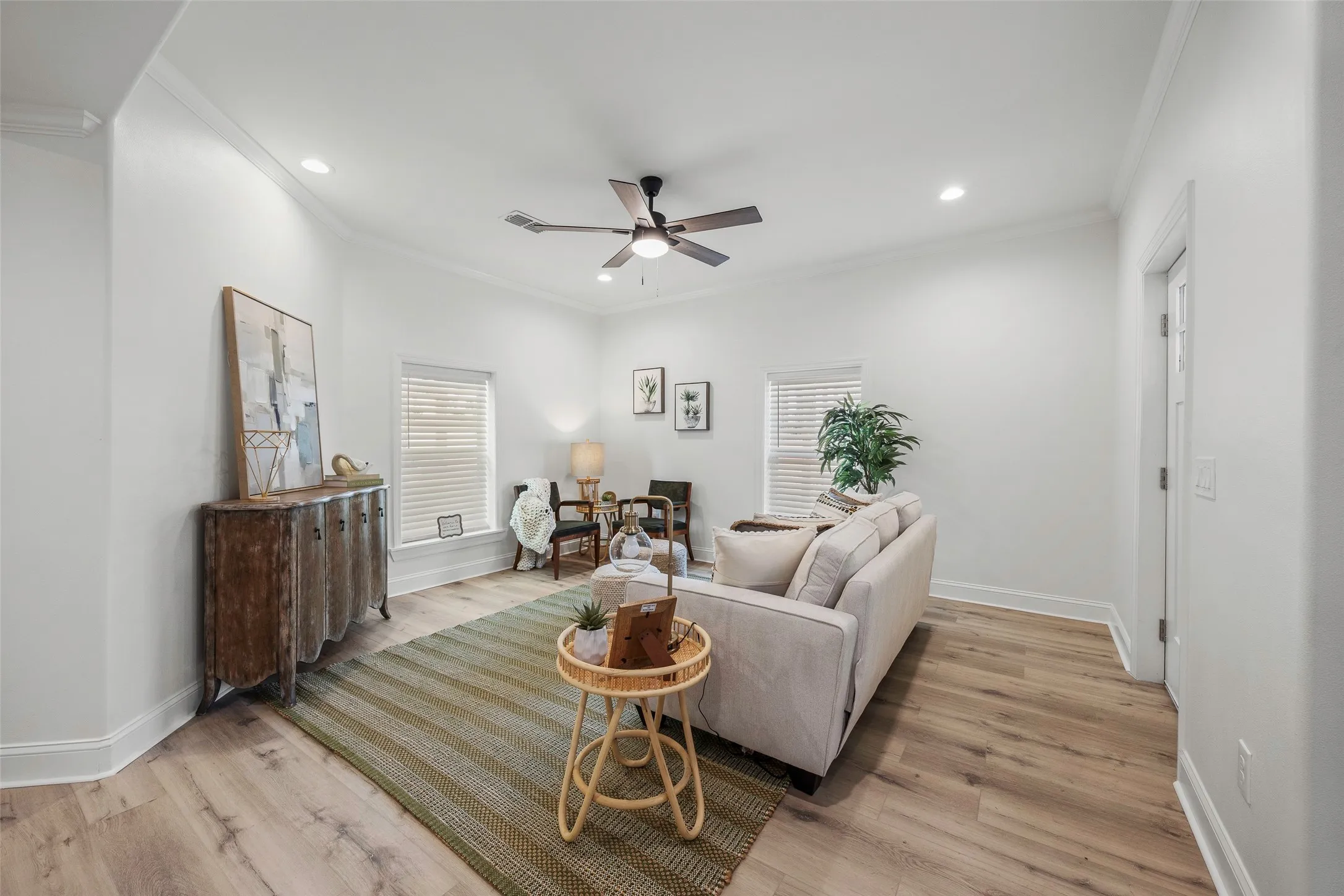 Single Family Residence For Rent in Grayson County , 700 S Crockett Street, Sherman, Texas 75090, 4 Bedroom, 3 Bathroom, Garage spaces, 2,600 Sqft, built in 1890, mls#21387316, Real Estate Agent in Sherman, Homes For Rent in Grayson county, Homes For Rent in Sherman, Realtor in Sherman Texas, Real Estate Brokerage Independent Realty Texas, Luminita Cordes Realtor