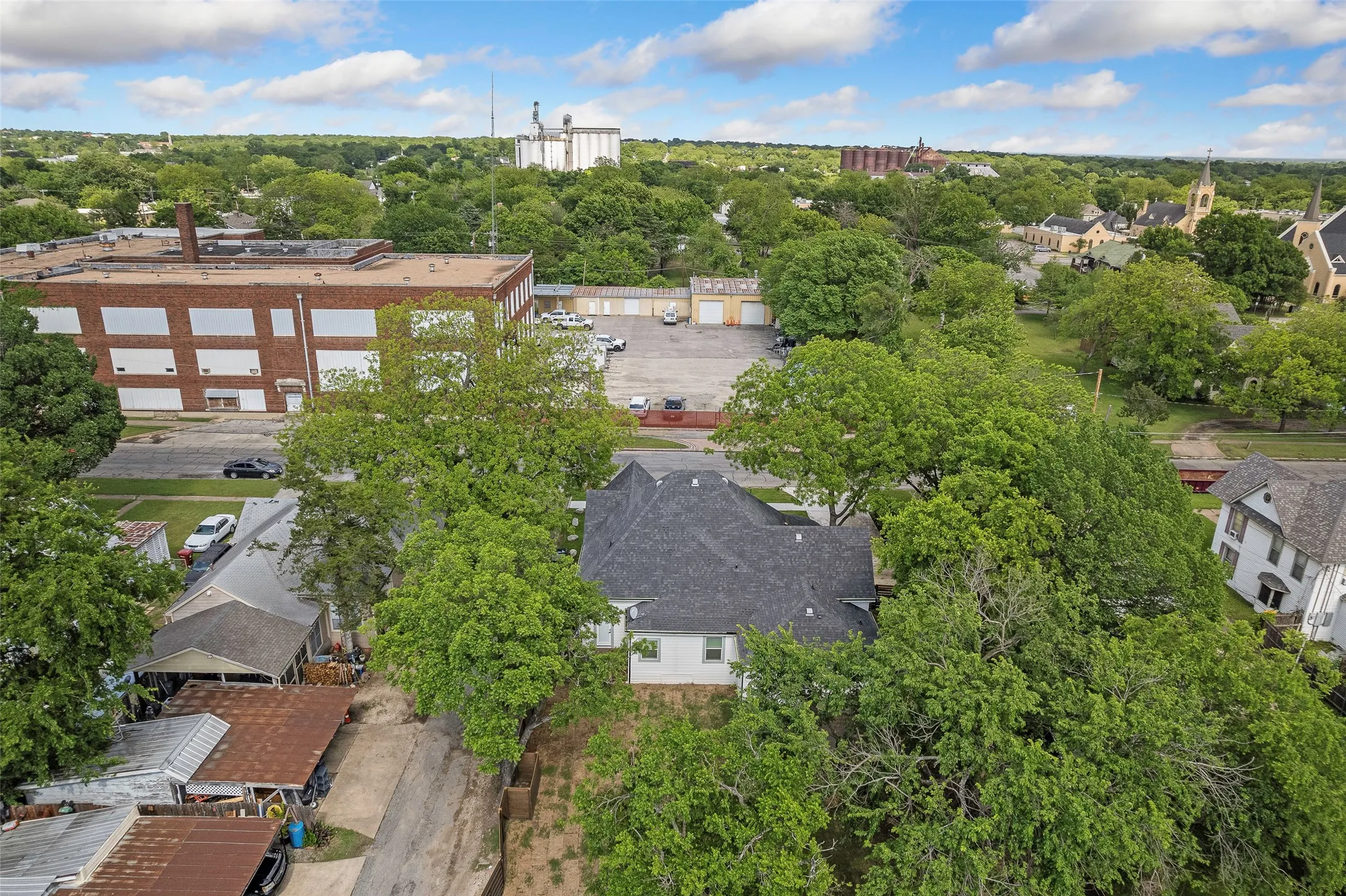 Single Family Residence For Rent in Grayson County , 700 S Crockett Street, Sherman, Texas 75090, 4 Bedroom, 3 Bathroom, Garage spaces, 2,600 Sqft, built in 1890, mls#21387316, Real Estate Agent in Sherman, Homes For Rent in Grayson county, Homes For Rent in Sherman, Realtor in Sherman Texas, Real Estate Brokerage Independent Realty Texas, Luminita Cordes Realtor