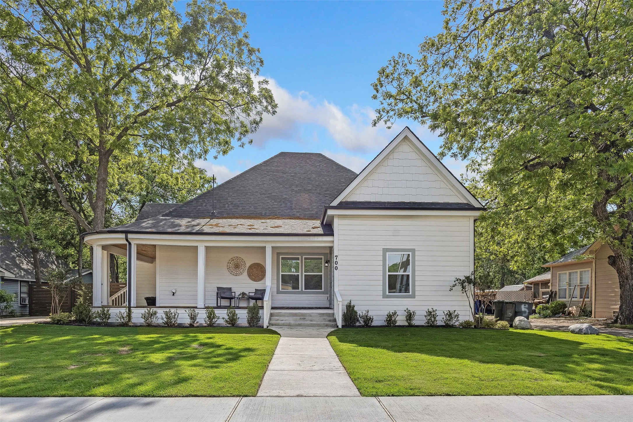 Single Family Residence For Rent in Grayson County , 700 S Crockett Street, Sherman, Texas 75090, 4 Bedroom, 3 Bathroom, Garage spaces, 2,600 Sqft, built in 1890, mls#21387316, Real Estate Agent in Sherman, Homes For Rent in Grayson county, Homes For Rent in Sherman, Realtor in Sherman Texas, Real Estate Brokerage Independent Realty Texas, Luminita Cordes Realtor