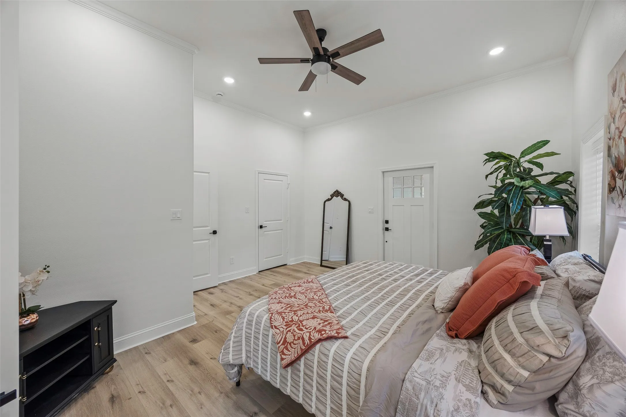 Single Family Residence For Rent in Grayson County , 700 S Crockett Street, Sherman, Texas 75090, 4 Bedroom, 3 Bathroom, Garage spaces, 2,600 Sqft, built in 1890, mls#21387316, Real Estate Agent in Sherman, Homes For Rent in Grayson county, Homes For Rent in Sherman, Realtor in Sherman Texas, Real Estate Brokerage Independent Realty Texas, Luminita Cordes Realtor