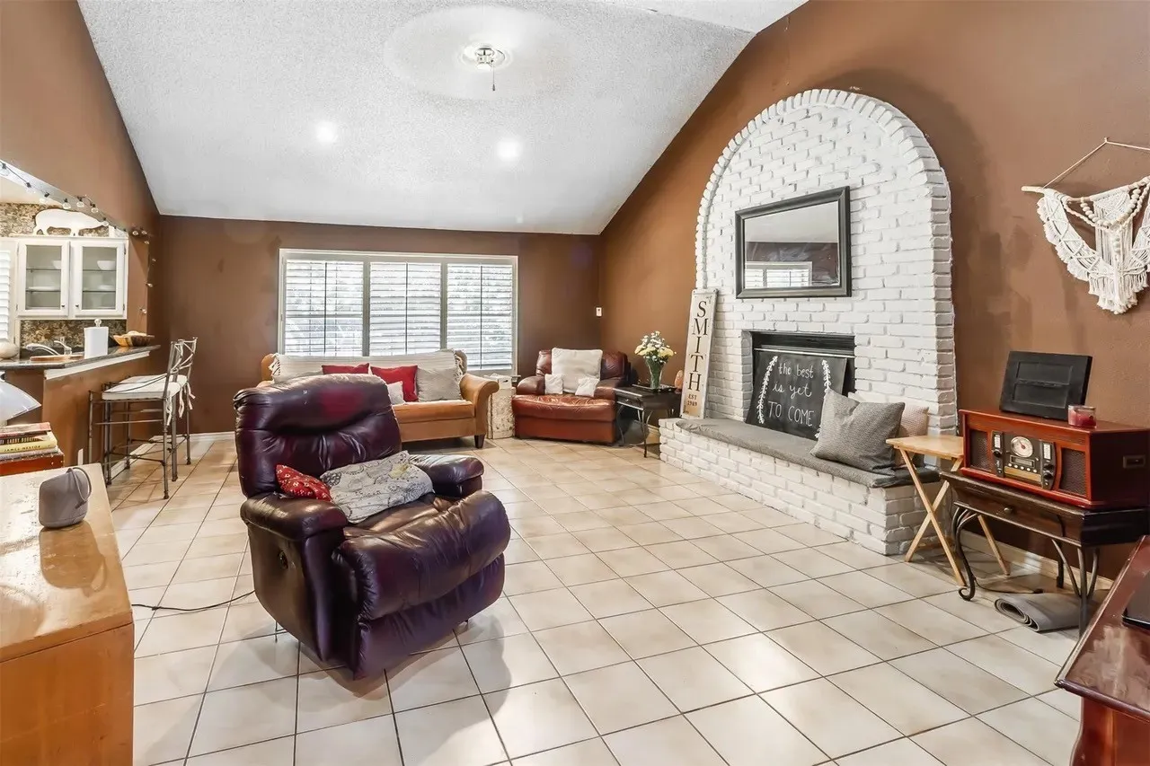 Single Family Residence For Sale in Tarrant County , 3209 Woodford Drive, Arlington, Texas 76013, 4 Bedroom, 3 Bathroom, Garage spaces, 2,962 Sqft, built in 1965, mls#21387232, Real Estate Agent in Arlington, Homes For Sale in Tarrant county, Homes For Sale in Arlington, Realtor in Arlington Texas, Real Estate Brokerage Independent Realty Texas, Luminita Cordes Realtor