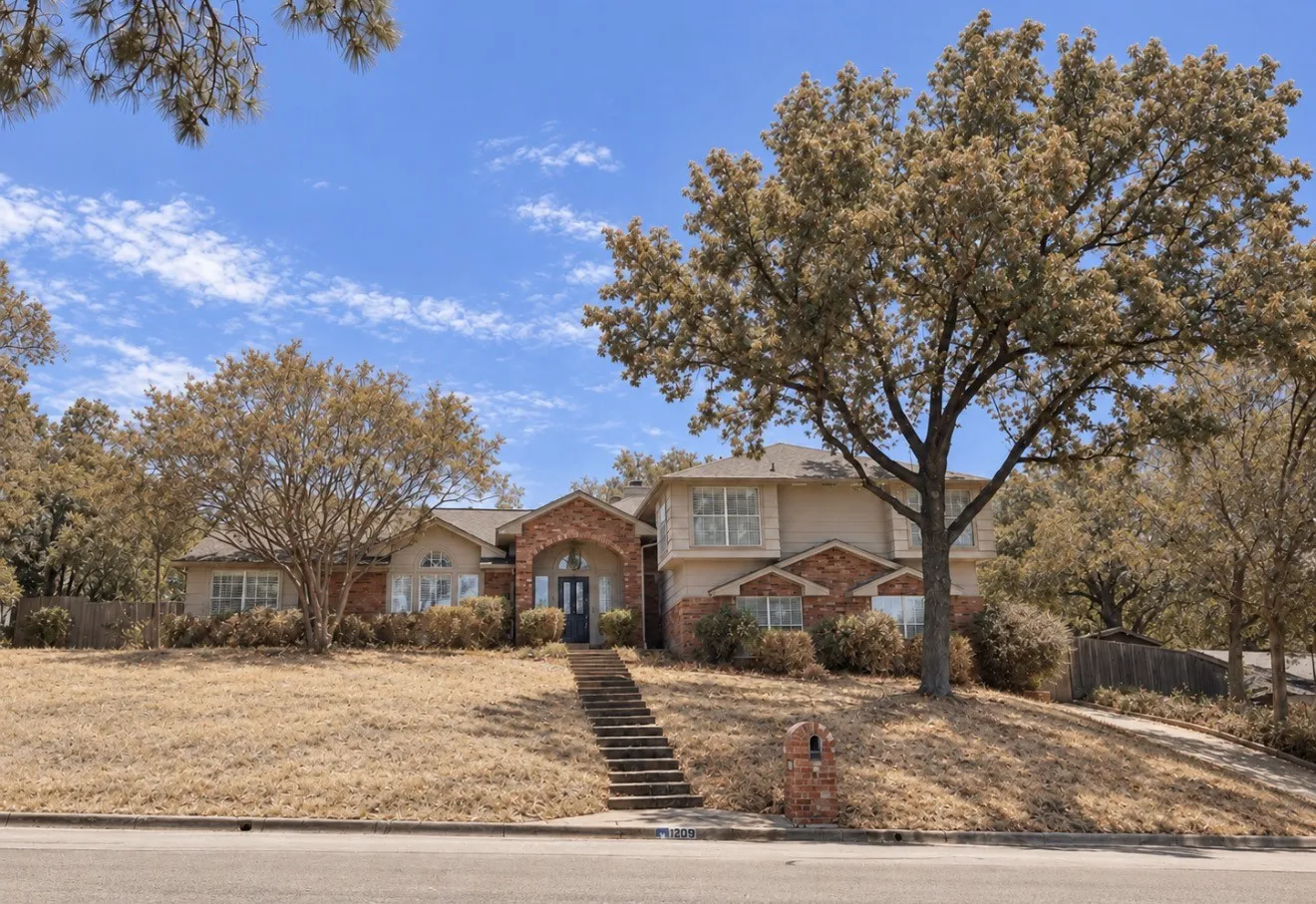 Single Family Residence For Sale in Tarrant County , 3209 Woodford Drive, Arlington, Texas 76013, 4 Bedroom, 3 Bathroom, Garage spaces, 2,962 Sqft, built in 1965, mls#21387232, Real Estate Agent in Arlington, Homes For Sale in Tarrant county, Homes For Sale in Arlington, Realtor in Arlington Texas, Real Estate Brokerage Independent Realty Texas, Luminita Cordes Realtor