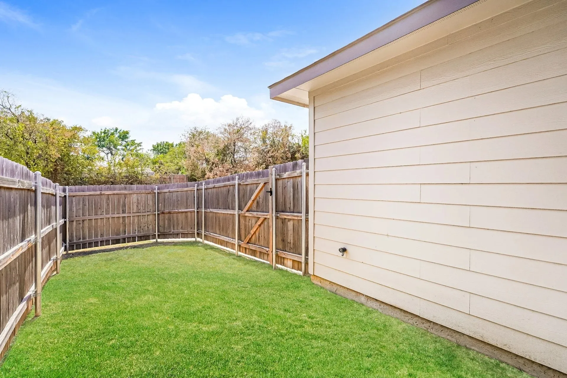 Single Family Residence For Rent in Tarrant County , 5556 Willamette Drive, Fort Worth, Texas 76119, 3 Bedroom, 3 Bathroom, 2 Garage spaces, 1,446 Sqft, built in 2022, mls#21387321, Real Estate Agent in Fort Worth, Homes For Rent in Tarrant county, Homes For Rent in Fort Worth, Realtor in Fort Worth Texas, Real Estate Brokerage Independent Realty Texas, Luminita Cordes Realtor