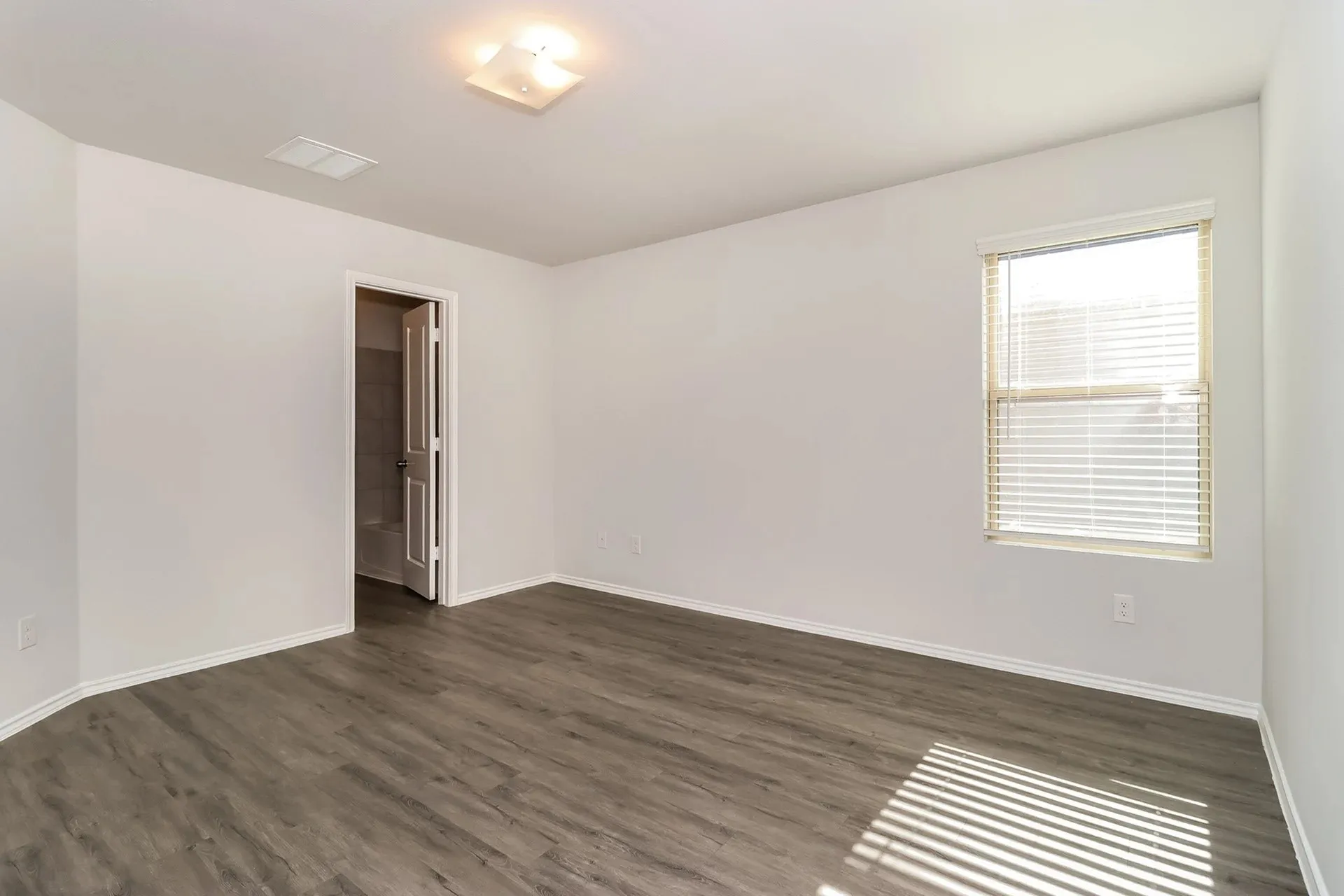 Single Family Residence For Rent in Tarrant County , 5556 Willamette Drive, Fort Worth, Texas 76119, 3 Bedroom, 3 Bathroom, 2 Garage spaces, 1,446 Sqft, built in 2022, mls#21387321, Real Estate Agent in Fort Worth, Homes For Rent in Tarrant county, Homes For Rent in Fort Worth, Realtor in Fort Worth Texas, Real Estate Brokerage Independent Realty Texas, Luminita Cordes Realtor