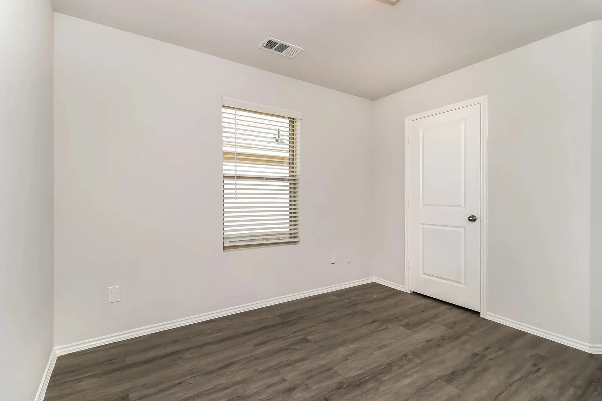 Single Family Residence For Rent in Tarrant County , 5556 Willamette Drive, Fort Worth, Texas 76119, 3 Bedroom, 3 Bathroom, 2 Garage spaces, 1,446 Sqft, built in 2022, mls#21387321, Real Estate Agent in Fort Worth, Homes For Rent in Tarrant county, Homes For Rent in Fort Worth, Realtor in Fort Worth Texas, Real Estate Brokerage Independent Realty Texas, Luminita Cordes Realtor