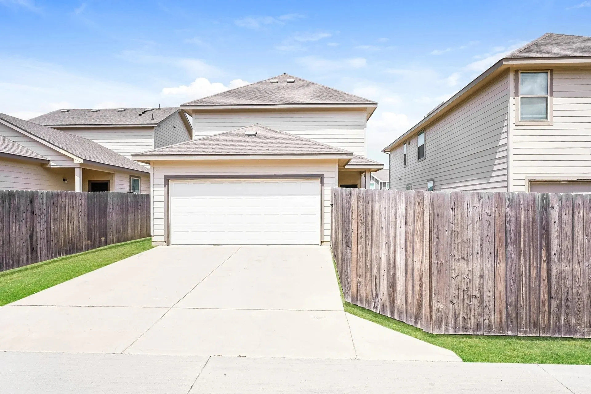 Single Family Residence For Rent in Tarrant County , 5556 Willamette Drive, Fort Worth, Texas 76119, 3 Bedroom, 3 Bathroom, 2 Garage spaces, 1,446 Sqft, built in 2022, mls#21387321, Real Estate Agent in Fort Worth, Homes For Rent in Tarrant county, Homes For Rent in Fort Worth, Realtor in Fort Worth Texas, Real Estate Brokerage Independent Realty Texas, Luminita Cordes Realtor
