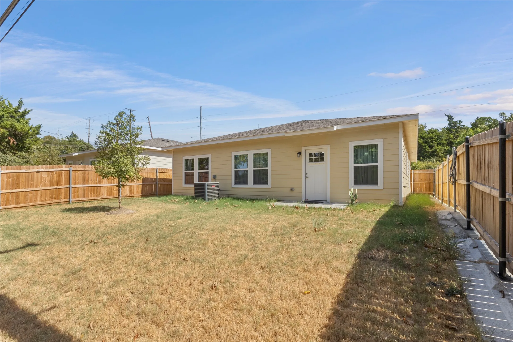 Single Family Residence For Rent in Dallas County , 2959 Simpson Stuart Road, Dallas, Texas 75241, 3 Bedroom, 2 Bathroom, 2 Garage spaces, 1,298 Sqft, built in 2025, mls#21385395, Real Estate Agent in Dallas, Homes For Rent in Dallas county, Homes For Rent in Dallas, Realtor in Dallas Texas, Real Estate Brokerage Independent Realty Texas, Luminita Cordes Realtor