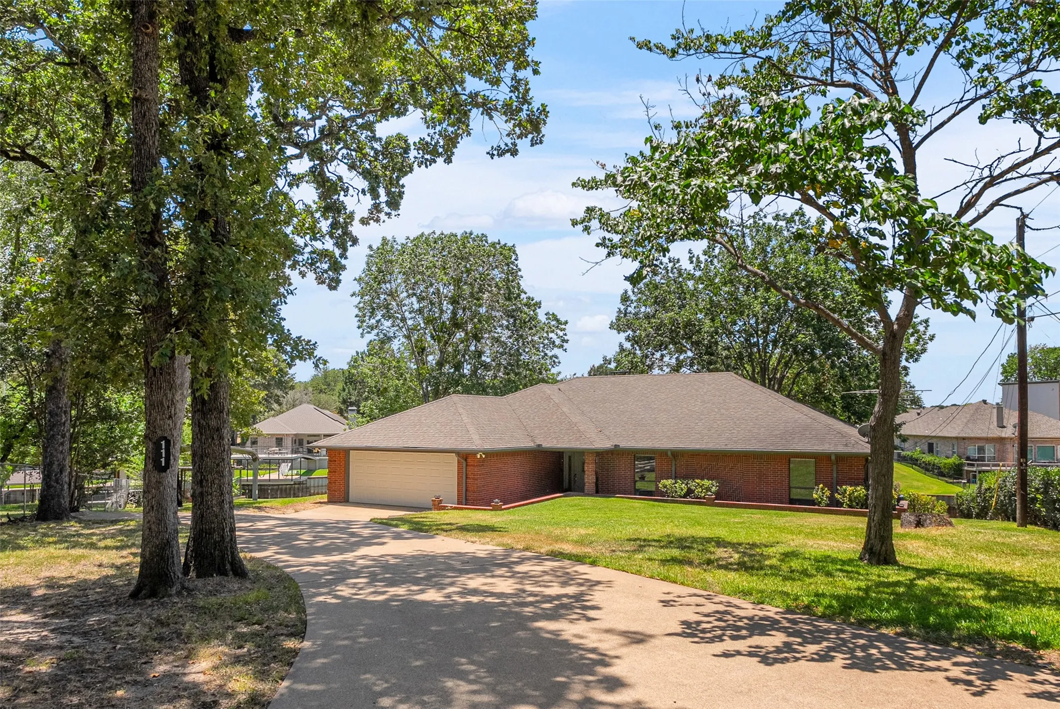 Single Family Residence For Rent in Henderson County , 111 Hickory Creek Circle, Gun Barrel City, Texas 75156, 3 Bedroom, 2 Bathroom, 2 Garage spaces, 2,094 Sqft, built in 1991, mls#21387322, Real Estate Agent in Gun Barrel City, Homes For Rent in Henderson county, Homes For Rent in Gun Barrel City, Realtor in Gun Barrel City Texas, Real Estate Brokerage Independent Realty Texas, Luminita Cordes Realtor