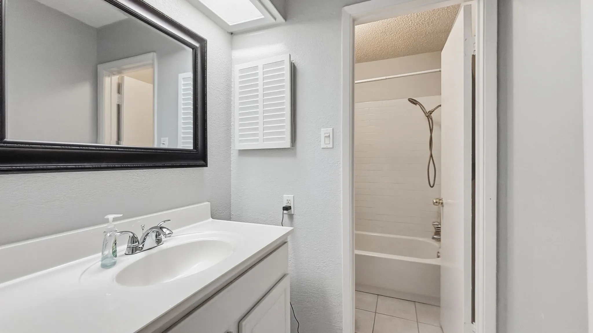 Condominium For Sale in Dallas County , 5232 Fleetwood Oaks Avenue 216, Dallas, Texas 75235, 2 Bedroom, 2 Bathroom, Garage spaces, 1,010 Sqft, built in 1963, mls#21387216, Real Estate Agent in Dallas, Homes For Sale in Dallas county, Homes For Sale in Dallas, Realtor in Dallas Texas, Real Estate Brokerage Independent Realty Texas, Luminita Cordes Realtor