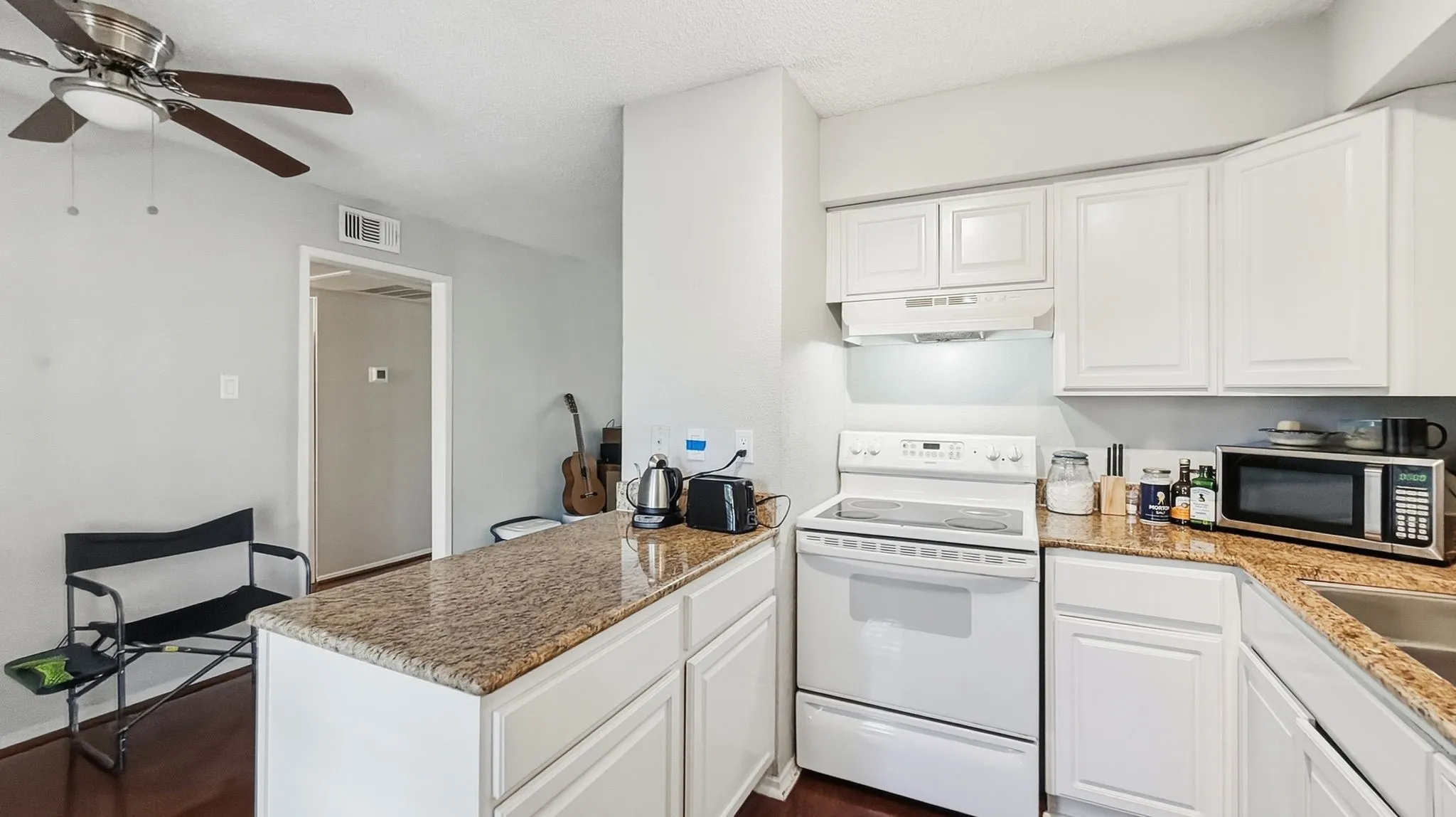 Condominium For Sale in Dallas County , 5232 Fleetwood Oaks Avenue 216, Dallas, Texas 75235, 2 Bedroom, 2 Bathroom, Garage spaces, 1,010 Sqft, built in 1963, mls#21387216, Real Estate Agent in Dallas, Homes For Sale in Dallas county, Homes For Sale in Dallas, Realtor in Dallas Texas, Real Estate Brokerage Independent Realty Texas, Luminita Cordes Realtor