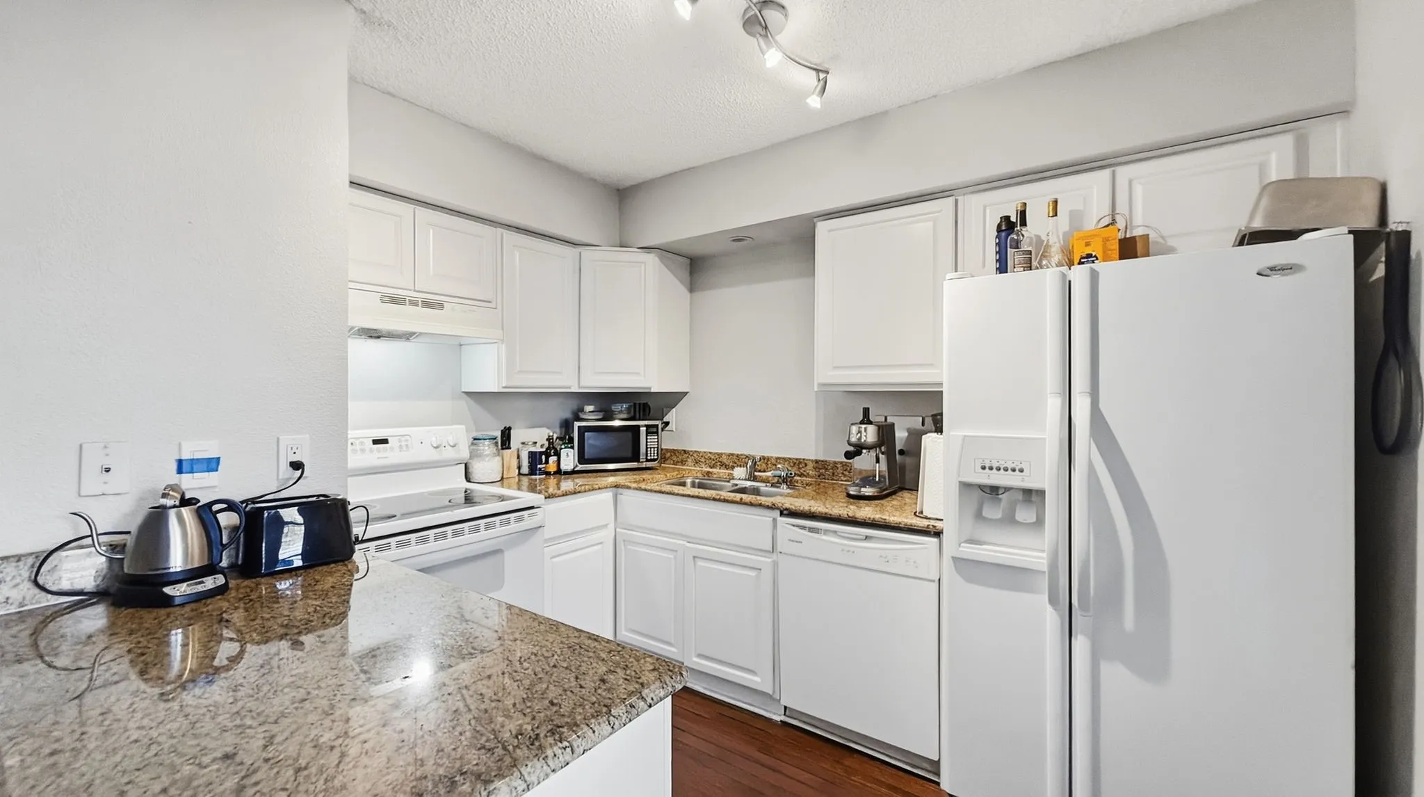 Condominium For Sale in Dallas County , 5232 Fleetwood Oaks Avenue 216, Dallas, Texas 75235, 2 Bedroom, 2 Bathroom, Garage spaces, 1,010 Sqft, built in 1963, mls#21387216, Real Estate Agent in Dallas, Homes For Sale in Dallas county, Homes For Sale in Dallas, Realtor in Dallas Texas, Real Estate Brokerage Independent Realty Texas, Luminita Cordes Realtor