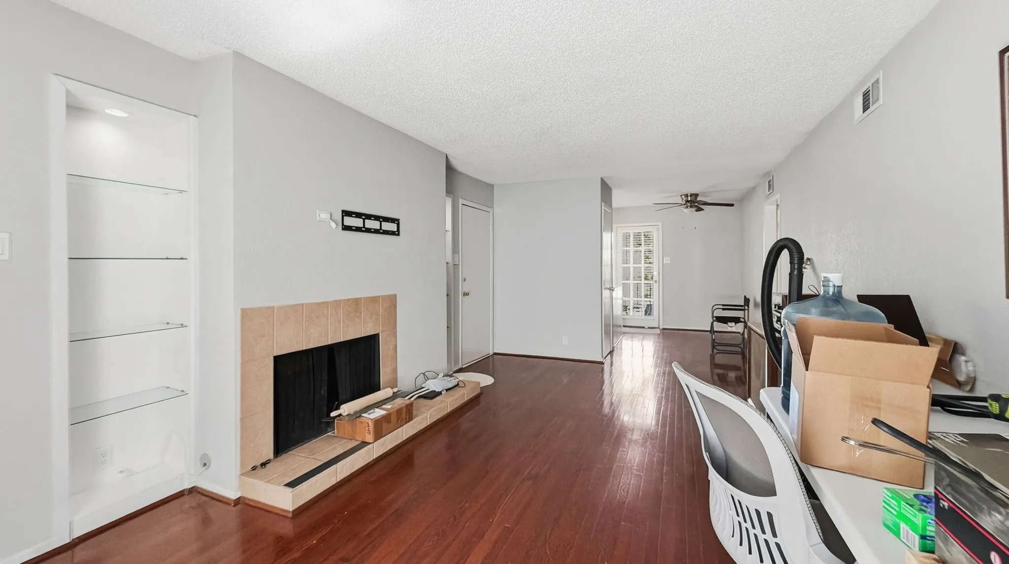 Condominium For Sale in Dallas County , 5232 Fleetwood Oaks Avenue 216, Dallas, Texas 75235, 2 Bedroom, 2 Bathroom, Garage spaces, 1,010 Sqft, built in 1963, mls#21387216, Real Estate Agent in Dallas, Homes For Sale in Dallas county, Homes For Sale in Dallas, Realtor in Dallas Texas, Real Estate Brokerage Independent Realty Texas, Luminita Cordes Realtor