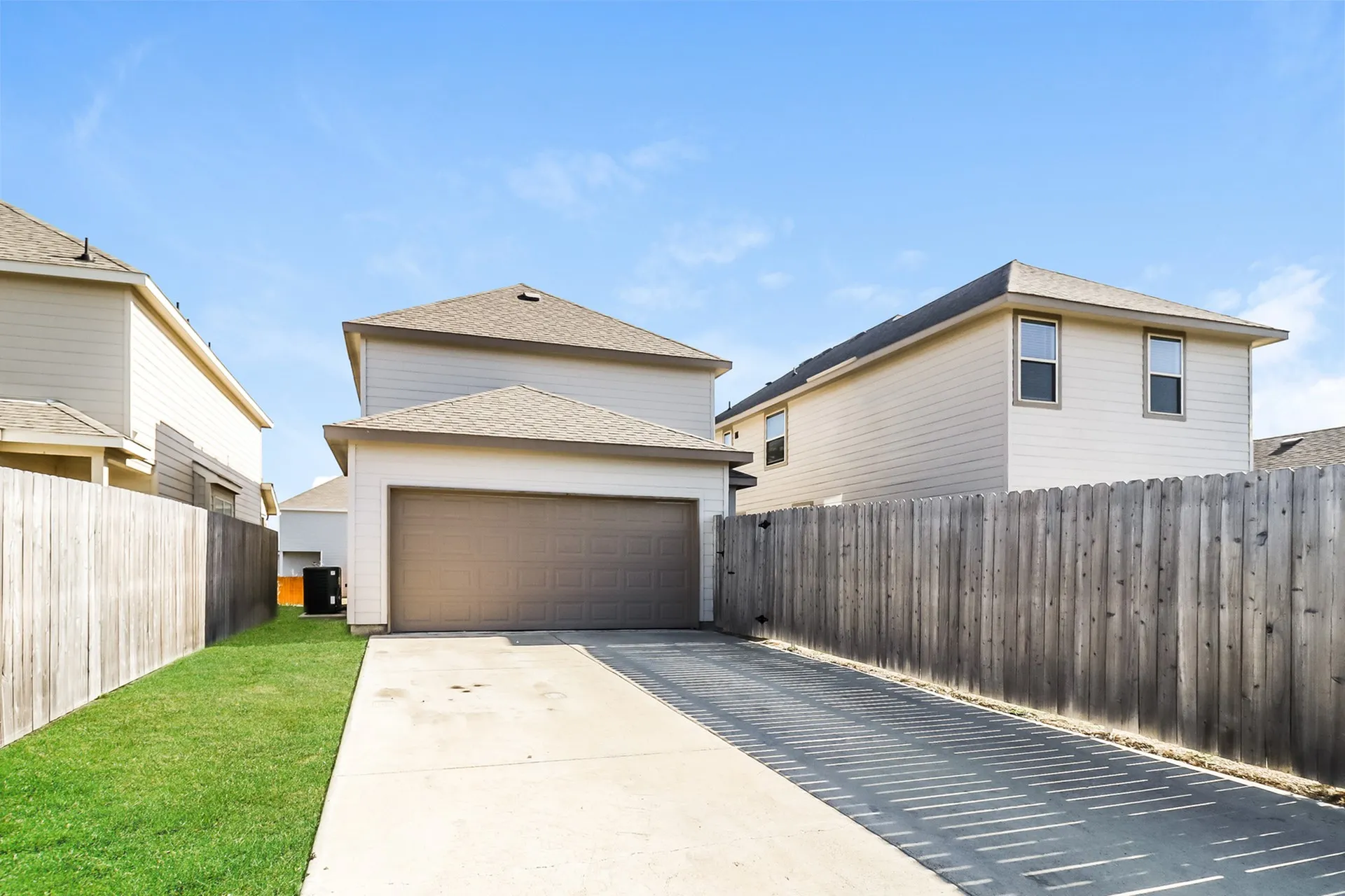 Single Family Residence For Rent in Tarrant County , 5216 Applegate Drive, Fort Worth, Texas 76119, 3 Bedroom, 3 Bathroom, 2 Garage spaces, 1,446 Sqft, built in 2022, mls#21387333, Real Estate Agent in Fort Worth, Homes For Rent in Tarrant county, Homes For Rent in Fort Worth, Realtor in Fort Worth Texas, Real Estate Brokerage Independent Realty Texas, Luminita Cordes Realtor