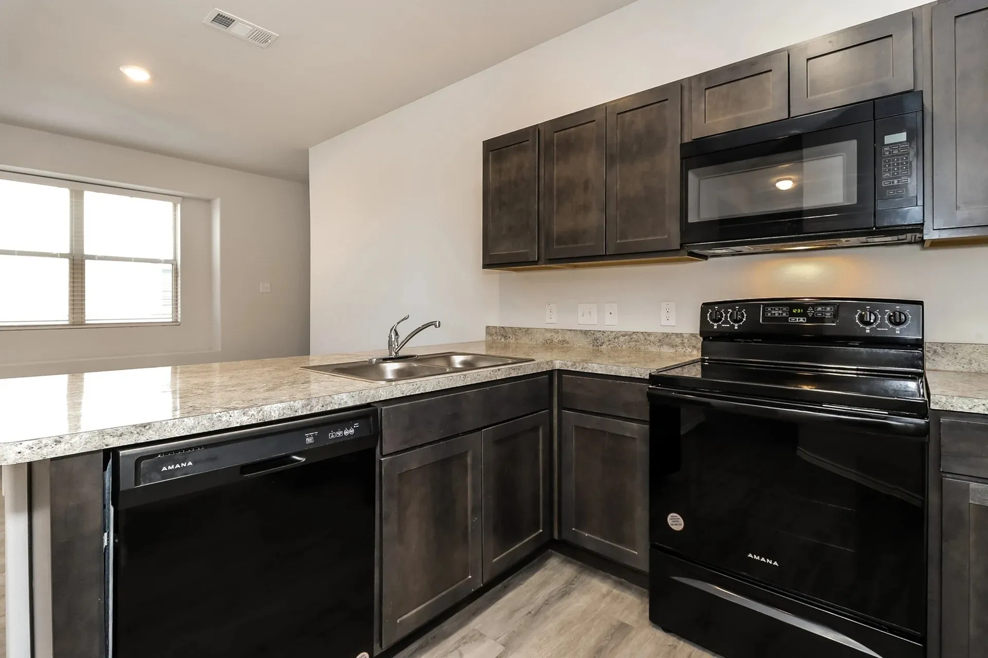 Single Family Residence For Rent in Tarrant County , 5216 Applegate Drive, Fort Worth, Texas 76119, 3 Bedroom, 3 Bathroom, 2 Garage spaces, 1,446 Sqft, built in 2022, mls#21387333, Real Estate Agent in Fort Worth, Homes For Rent in Tarrant county, Homes For Rent in Fort Worth, Realtor in Fort Worth Texas, Real Estate Brokerage Independent Realty Texas, Luminita Cordes Realtor