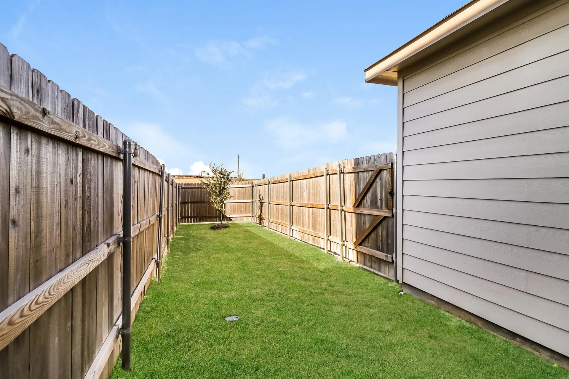 Single Family Residence For Rent in Tarrant County , 5216 Applegate Drive, Fort Worth, Texas 76119, 3 Bedroom, 3 Bathroom, 2 Garage spaces, 1,446 Sqft, built in 2022, mls#21387333, Real Estate Agent in Fort Worth, Homes For Rent in Tarrant county, Homes For Rent in Fort Worth, Realtor in Fort Worth Texas, Real Estate Brokerage Independent Realty Texas, Luminita Cordes Realtor