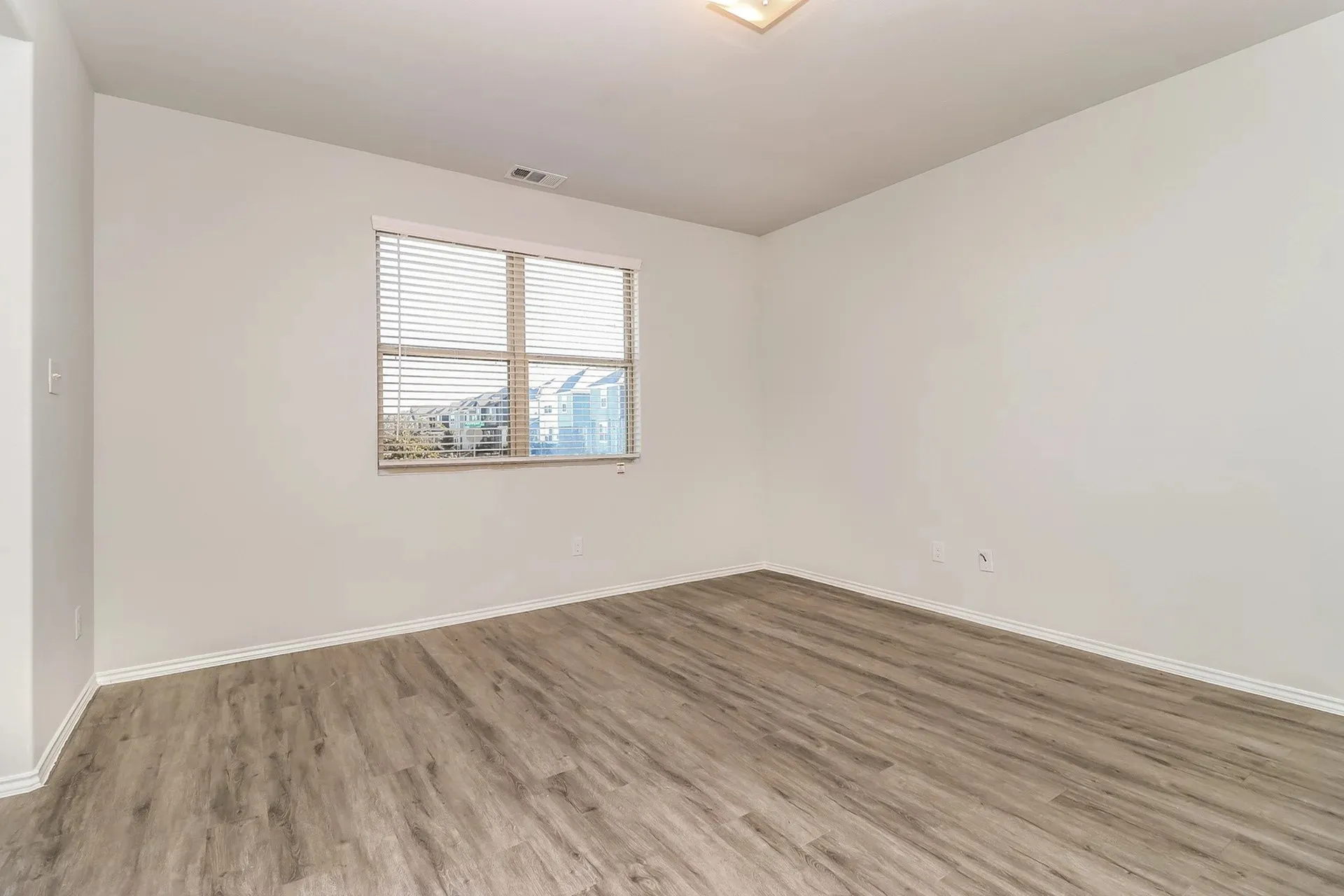Single Family Residence For Rent in Tarrant County , 5216 Applegate Drive, Fort Worth, Texas 76119, 3 Bedroom, 3 Bathroom, 2 Garage spaces, 1,446 Sqft, built in 2022, mls#21387333, Real Estate Agent in Fort Worth, Homes For Rent in Tarrant county, Homes For Rent in Fort Worth, Realtor in Fort Worth Texas, Real Estate Brokerage Independent Realty Texas, Luminita Cordes Realtor