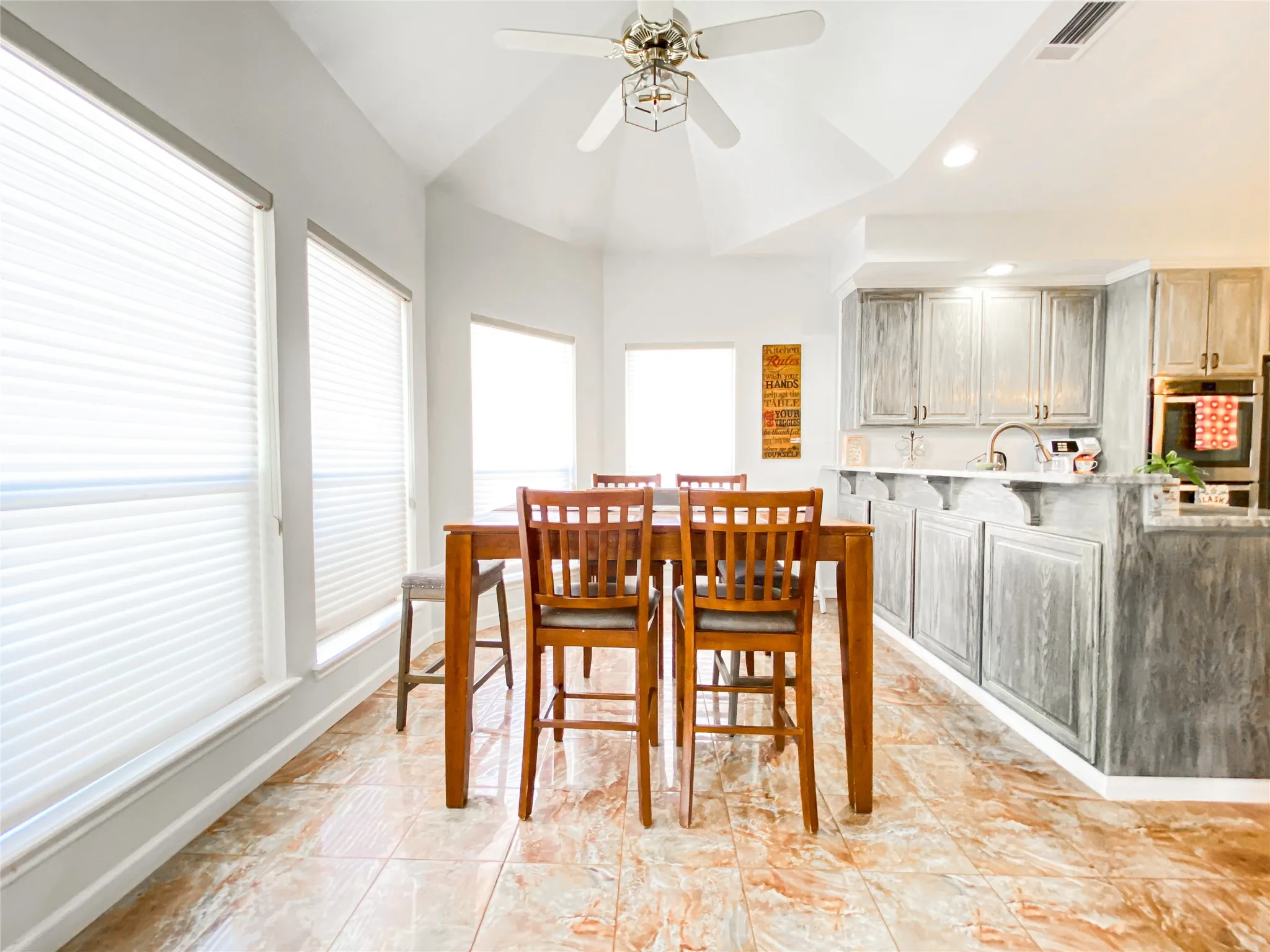 Single Family Residence For Sale in Taylor County , 549 COUNTRY Place S, Abilene, Texas 79606, 3 Bedroom, 3 Bathroom, 2 Garage spaces, 3,092 Sqft, built in 1992, mls#21387226, Real Estate Agent in Abilene, Homes For Sale in Taylor county, Homes For Sale in Abilene, Realtor in Abilene Texas, Real Estate Brokerage Independent Realty Texas, Luminita Cordes Realtor