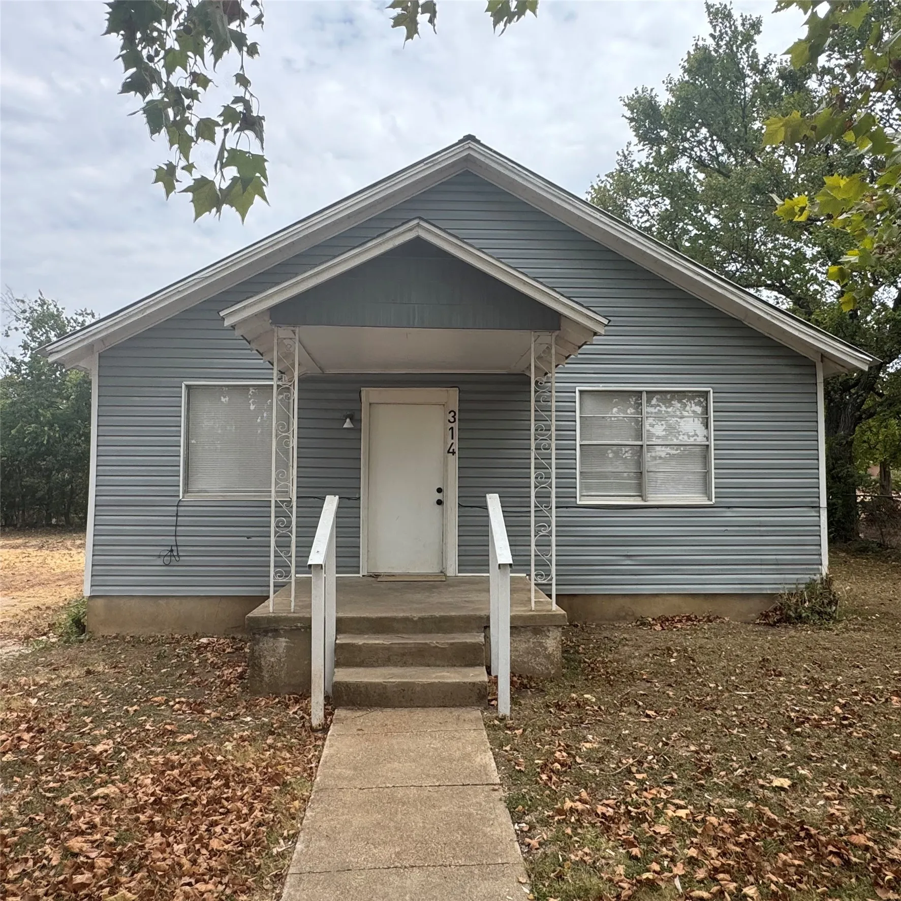 Single Family Residence For Sale in Mc Lennan County , 314 Arthur Street, Mc Gregor, Texas 76657, 2 Bedroom, 1 Bathroom, Garage spaces, 812 Sqft, built in 1950, mls#21385357, Real Estate Agent in Mc Gregor, Homes For Sale in Mc Lennan county, Homes For Sale in Mc Gregor, Realtor in Mc Gregor Texas, Real Estate Brokerage Independent Realty Texas, Luminita Cordes Realtor