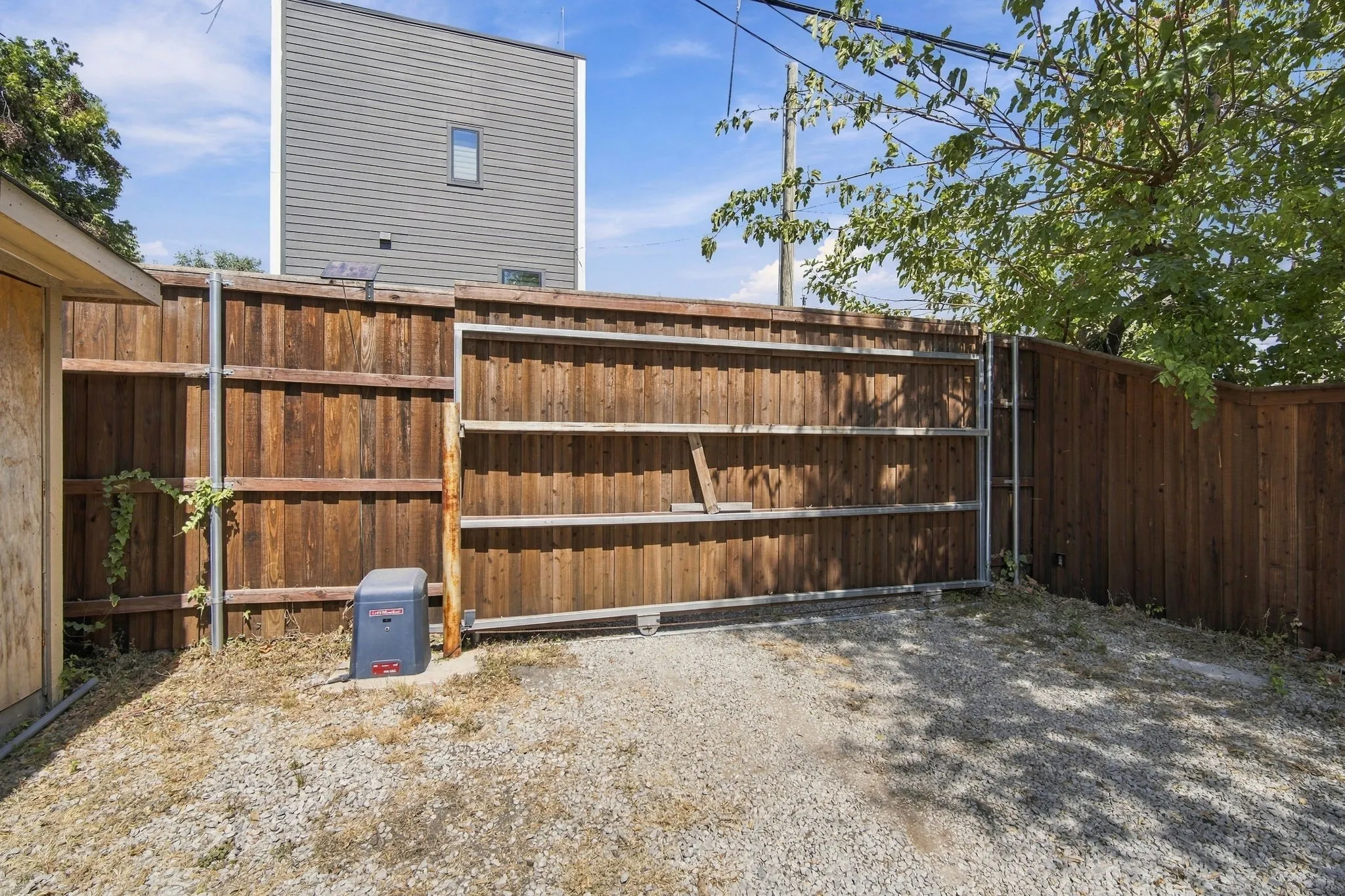 Private electric gate entry