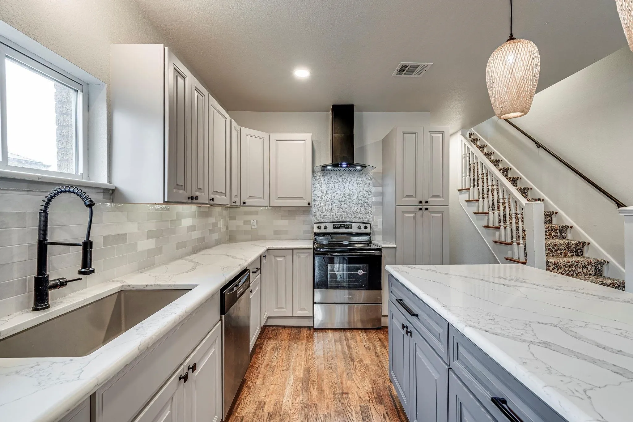 Duplex For Rent in Dallas County , 607 W Page Avenue, Dallas, Texas 75208, 2 Bedroom, 2 Bathroom, Garage spaces, 1,274 Sqft, built in 1932, mls#21386729, Real Estate Agent in Dallas, Homes For Rent in Dallas county, Homes For Rent in Dallas, Realtor in Dallas Texas, Real Estate Brokerage Independent Realty Texas, Luminita Cordes Realtor