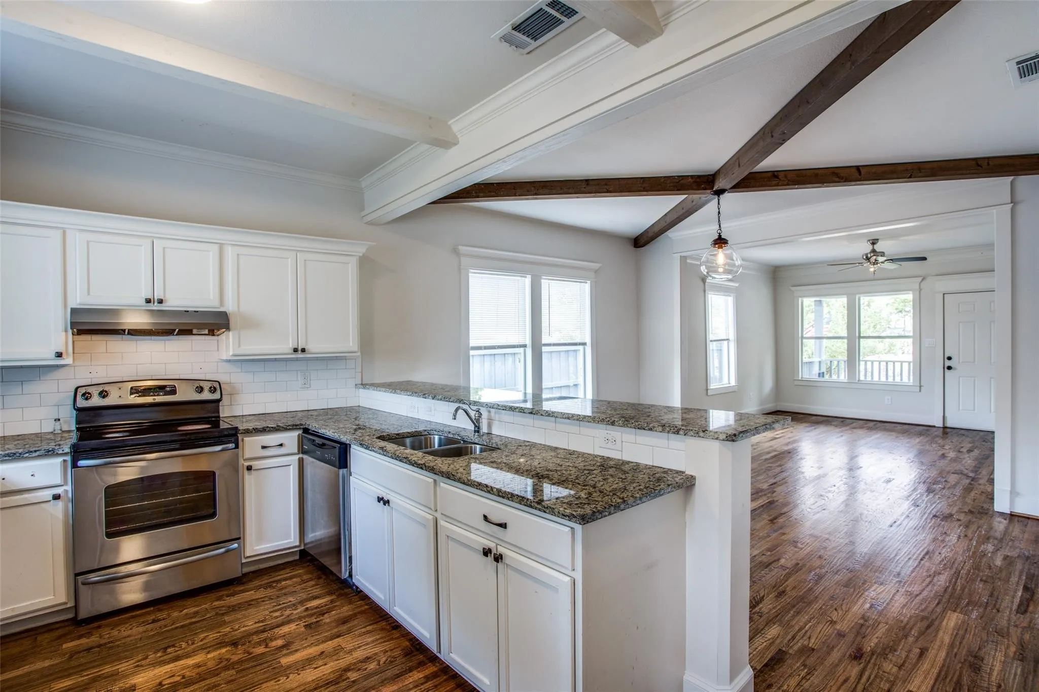 Single Family Residence For Sale in Dallas County , 403 Parkview Avenue, Dallas, Texas 75223, 3 Bedroom, 2 Bathroom, Garage spaces, 1,500 Sqft, built in 1924, mls#21387133, Real Estate Agent in Dallas, Homes For Sale in Dallas county, Homes For Sale in Dallas, Realtor in Dallas Texas, Real Estate Brokerage Independent Realty Texas, Luminita Cordes Realtor