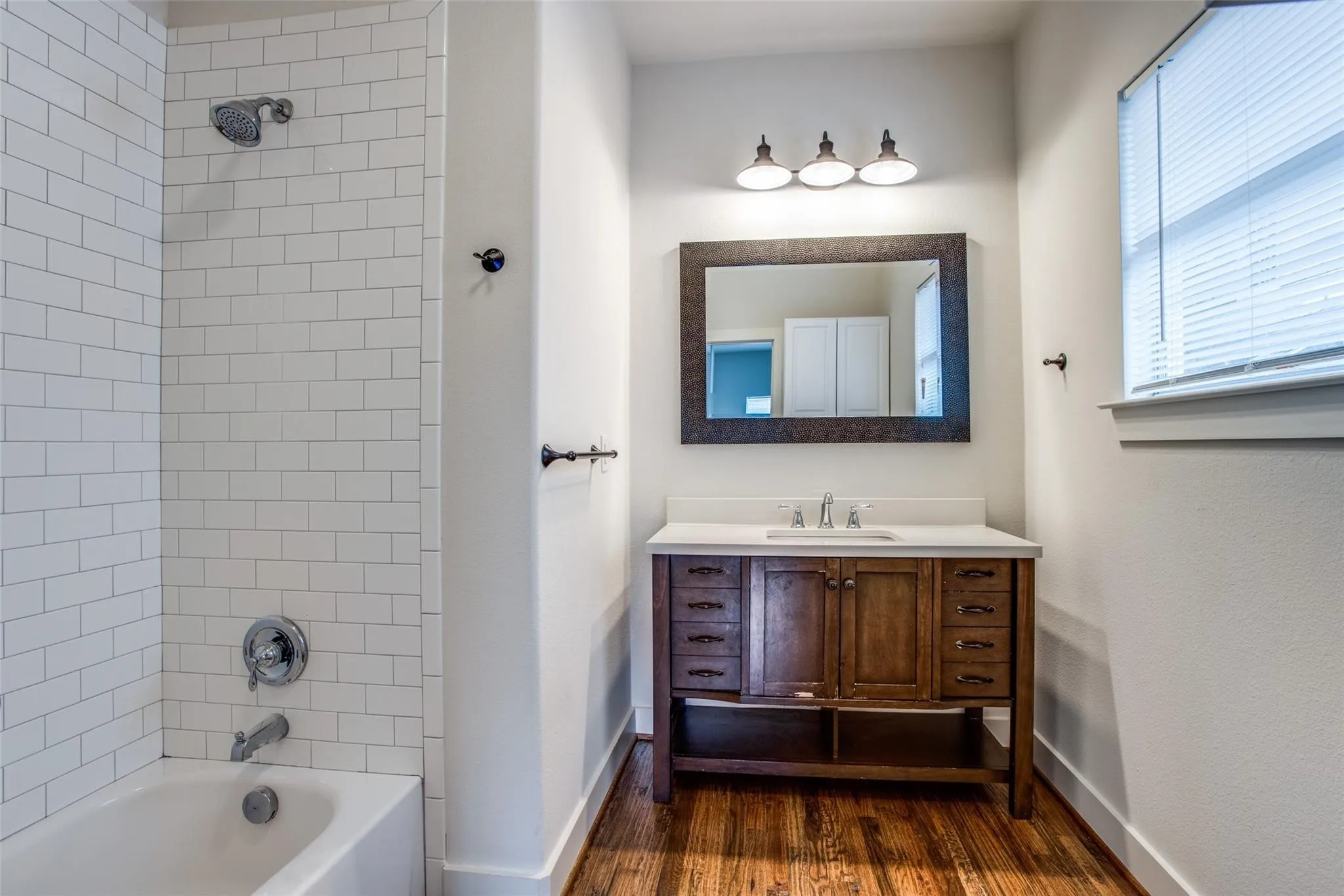 Single Family Residence For Sale in Dallas County , 403 Parkview Avenue, Dallas, Texas 75223, 3 Bedroom, 2 Bathroom, Garage spaces, 1,500 Sqft, built in 1924, mls#21387133, Real Estate Agent in Dallas, Homes For Sale in Dallas county, Homes For Sale in Dallas, Realtor in Dallas Texas, Real Estate Brokerage Independent Realty Texas, Luminita Cordes Realtor