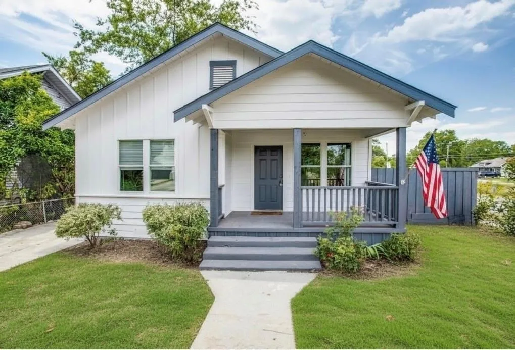 Single Family Residence For Sale in Dallas County , 403 Parkview Avenue, Dallas, Texas 75223, 3 Bedroom, 2 Bathroom, Garage spaces, 1,500 Sqft, built in 1924, mls#21387133, Real Estate Agent in Dallas, Homes For Sale in Dallas county, Homes For Sale in Dallas, Realtor in Dallas Texas, Real Estate Brokerage Independent Realty Texas, Luminita Cordes Realtor